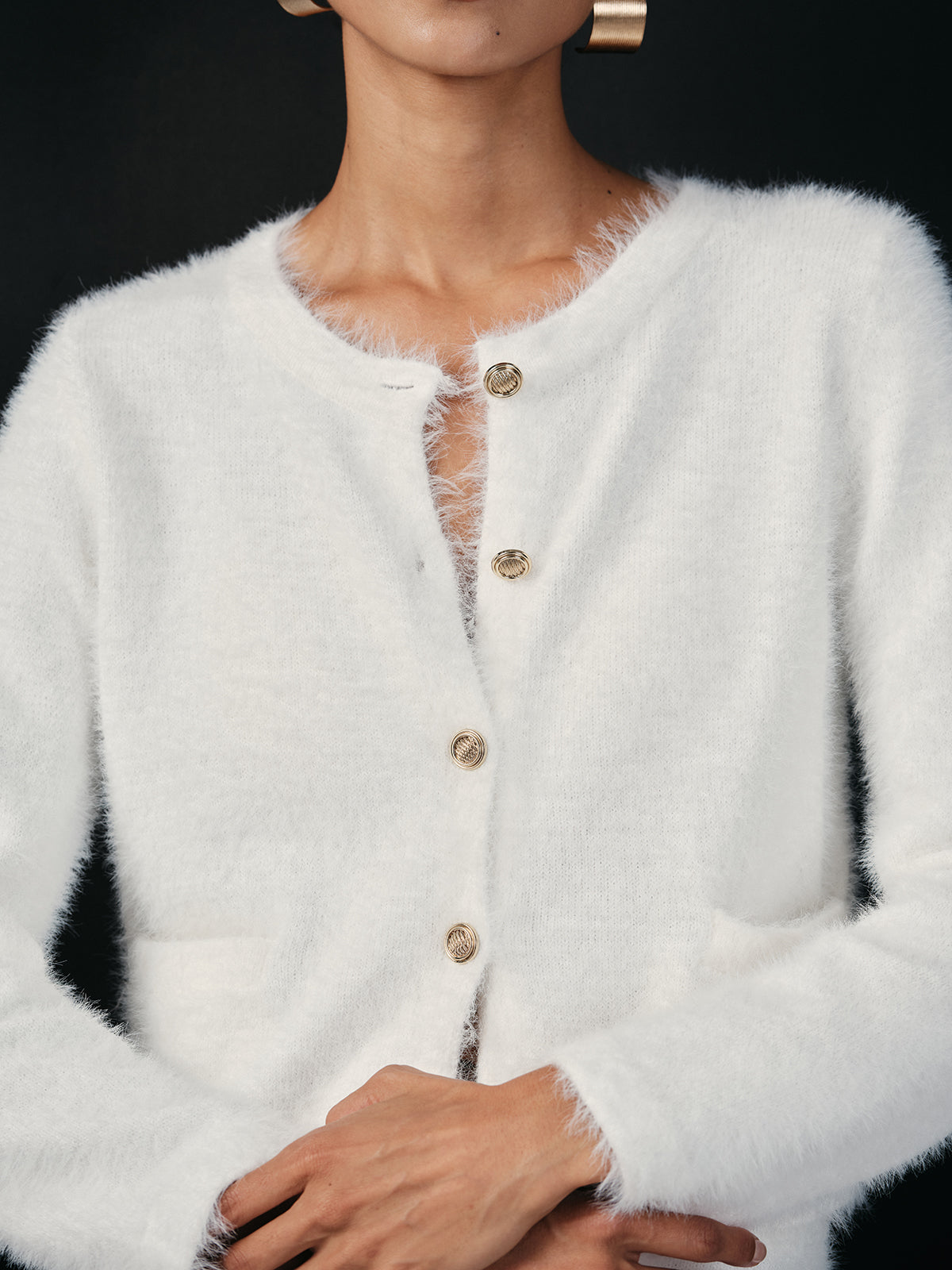Flauschiger Metallknopf-Cardigan- und Rock-Set