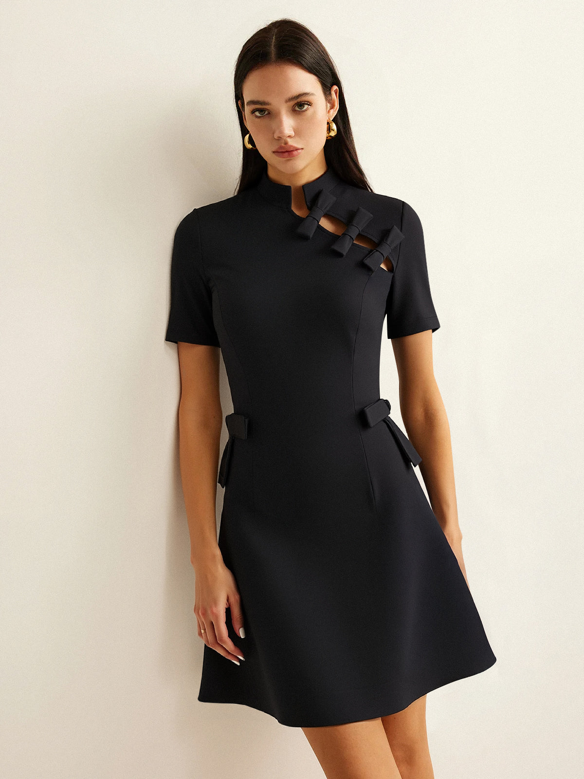 Kleid mit Schleifenausschnitt, Stehkragen und kurzen Ärmeln