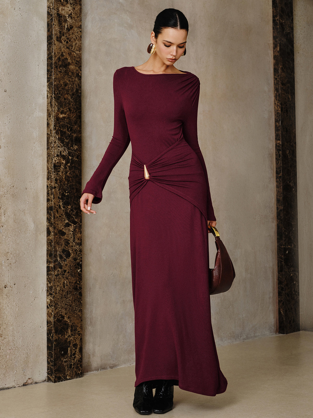 Maxikleid mit langen Ärmeln, Raffung und Metallschnalle