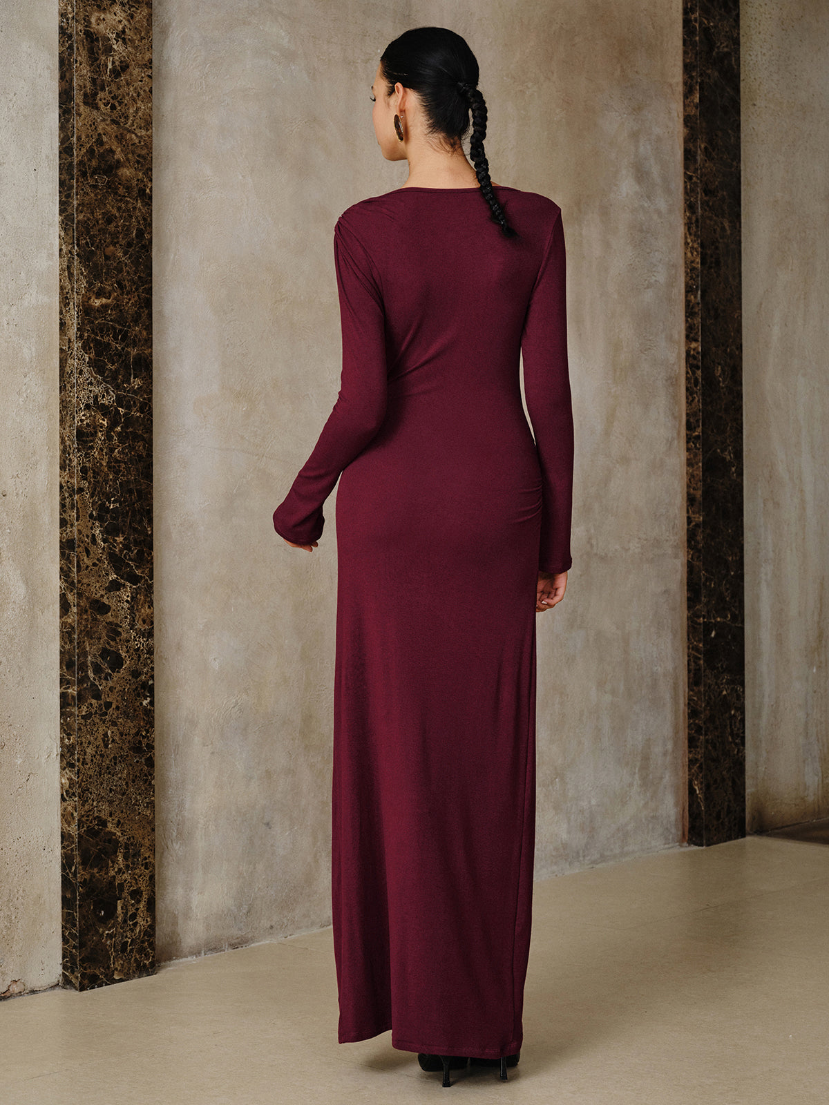 Robe longue froncée à manches longues et boucle en métal