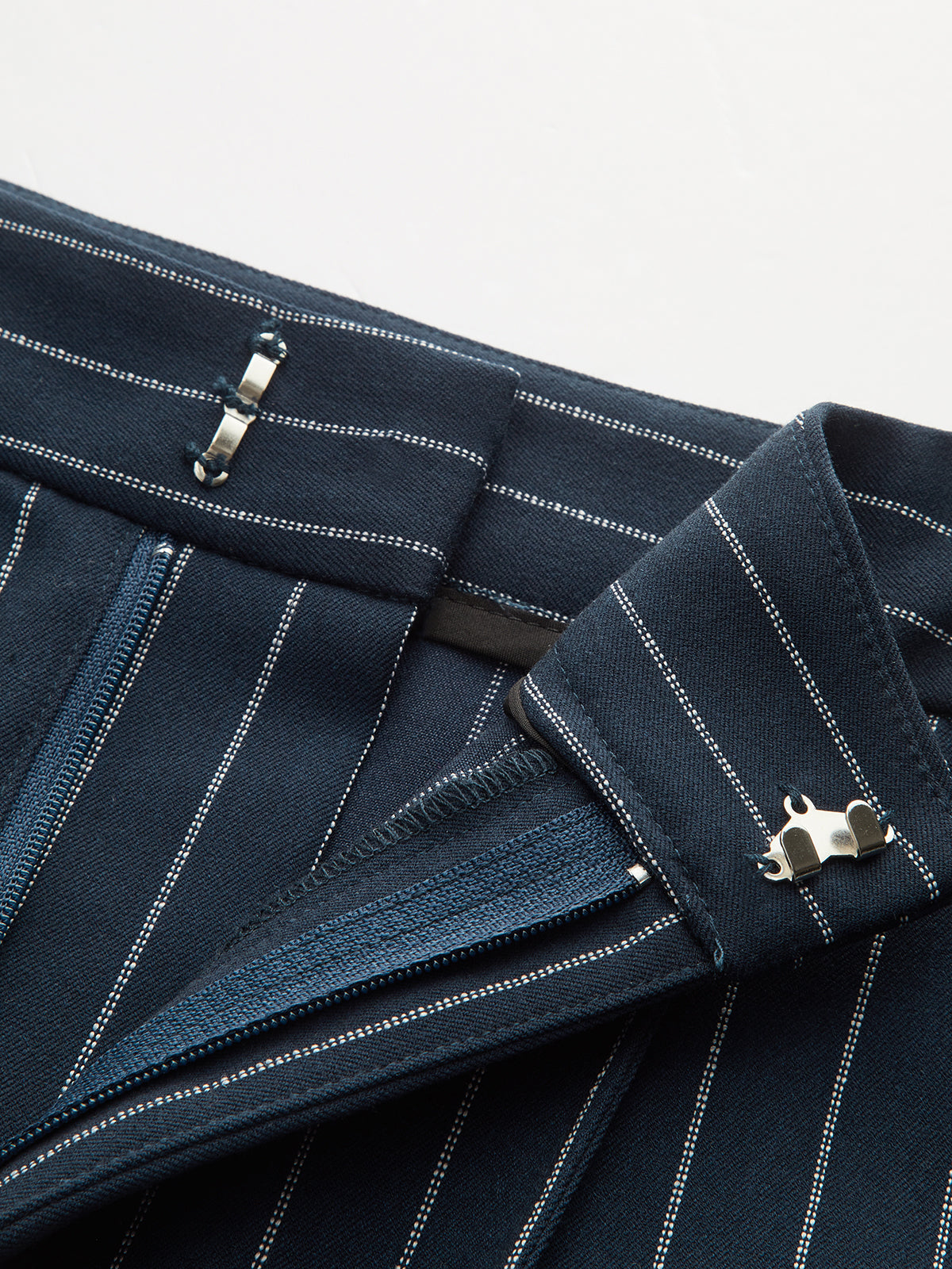 Ensemble haut et jupe rayés à fermeture à agrafes