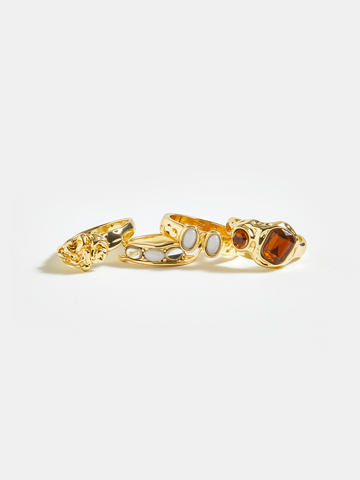 Lot de 4 bagues dorées avec pierres précieuses