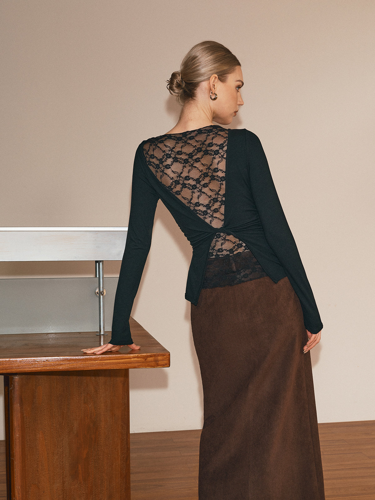 Langärmliges T-Shirt mit transparenter Spitze am Rücken