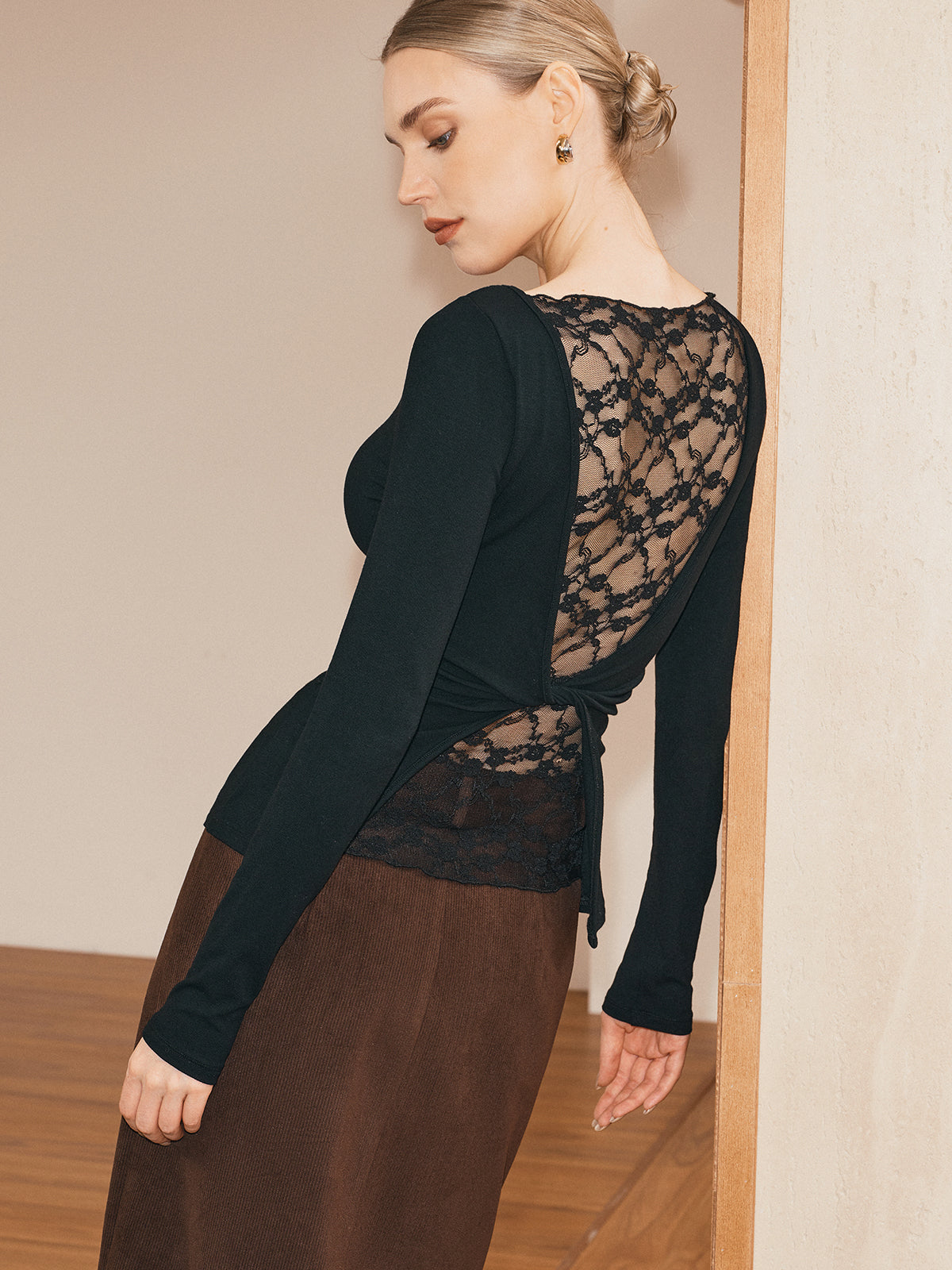 Langärmliges T-Shirt mit transparenter Spitze am Rücken