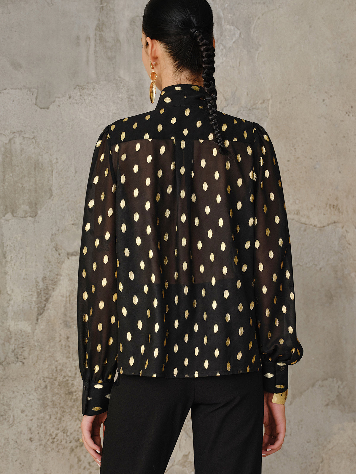 Chemisier semi-transparent à pois et encolure nœud