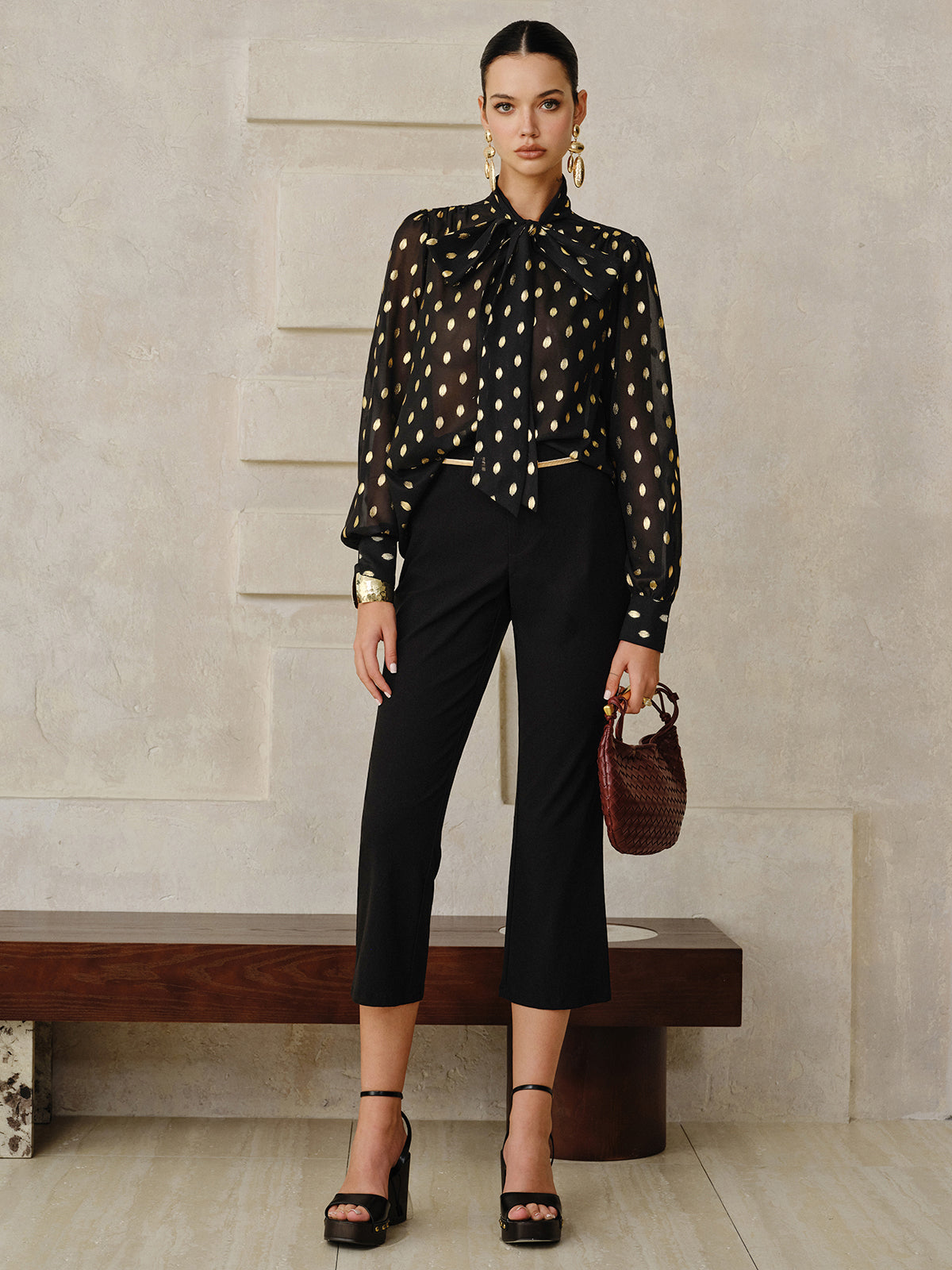 Chemisier semi-transparent à pois et encolure nœud