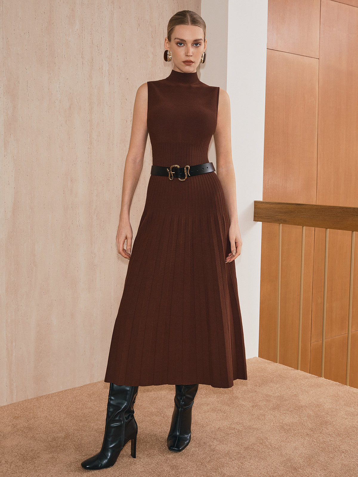 Rollkragen-Strickmaxikleid ohne Ärmel und Gürtel