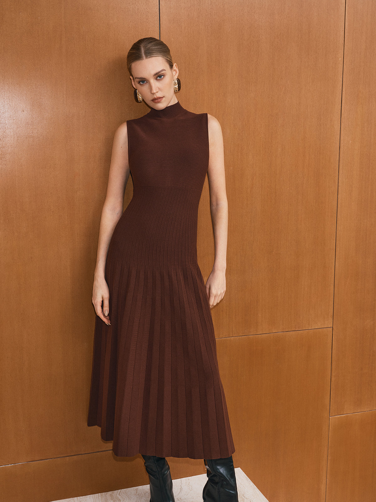 Rollkragen-Strickmaxikleid ohne Ärmel und Gürtel