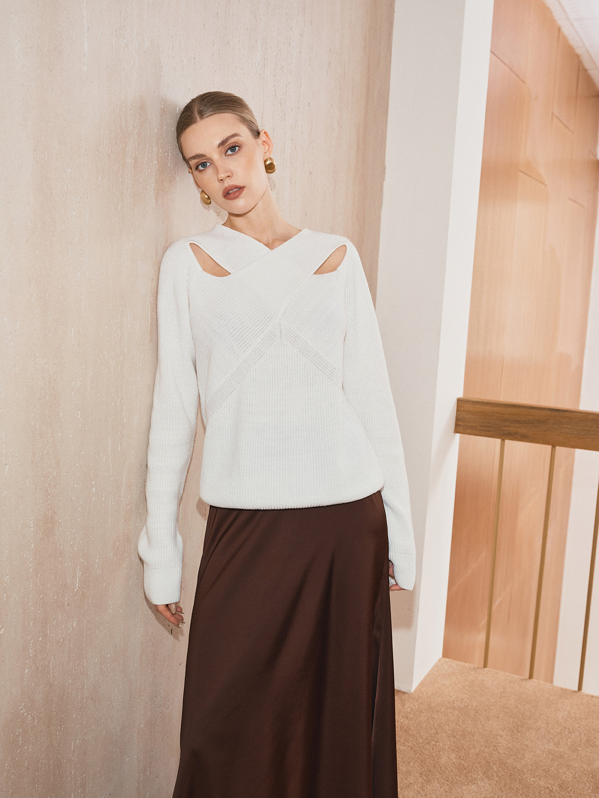 Strickpullover mit überkreuztem Kragen und Cut-Outs