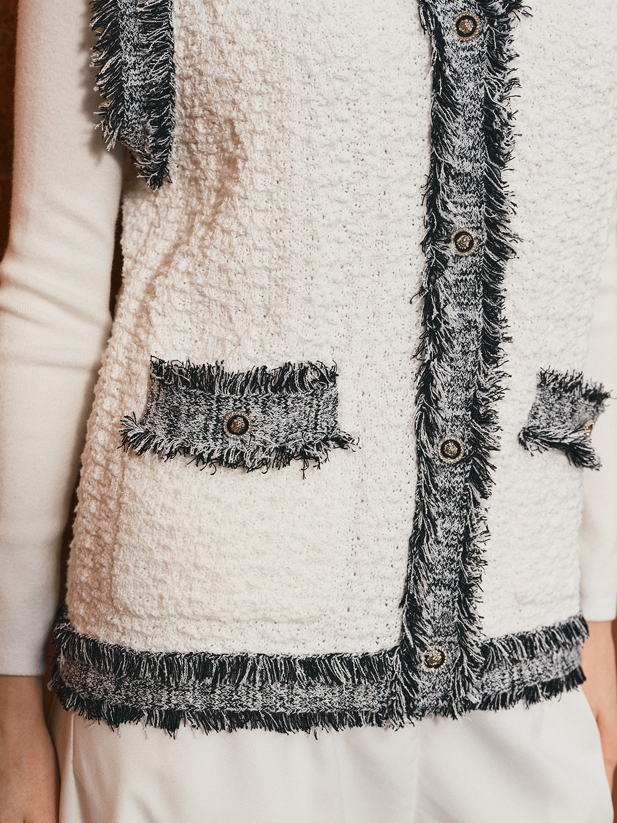 Gilet texturé surdimensionné avec franges contrastantes