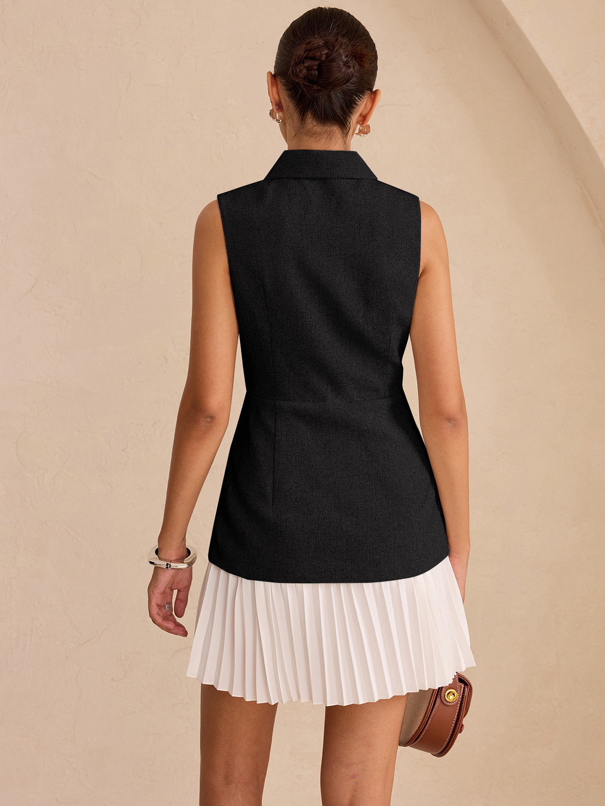 Ärmelloses Kleid mit Kragen, Plisseerock und Paneelen