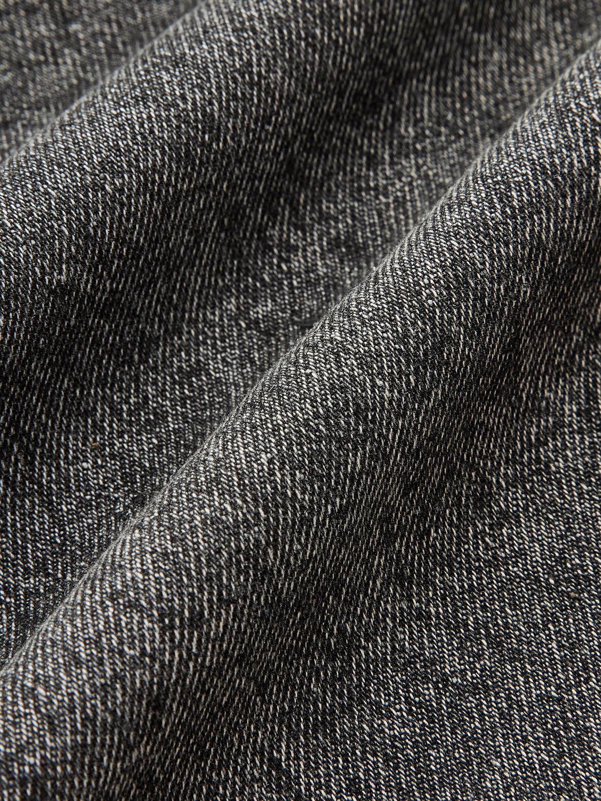 Hochgeschnittene, gewaschene Jeans