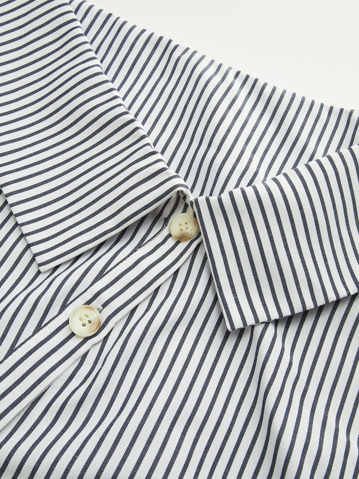 Chemise boutonnée à rayures et patte de boutonnage asymétrique