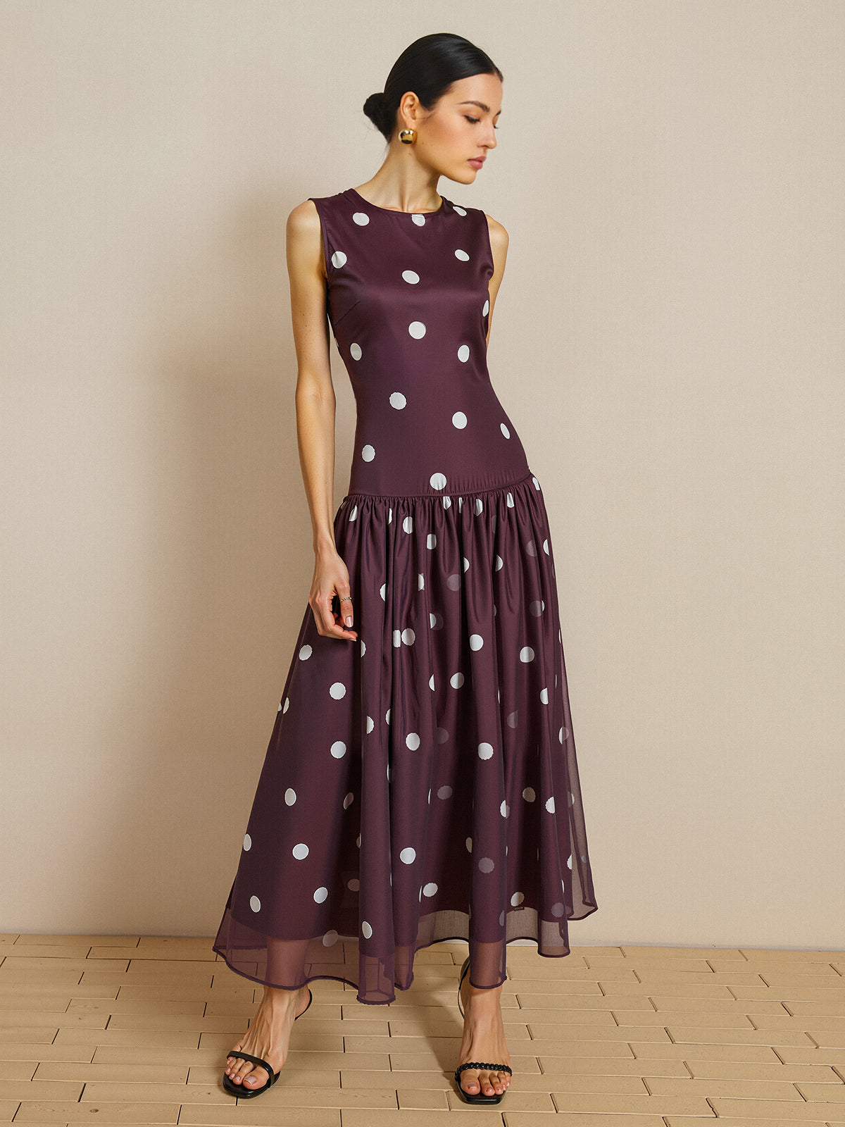 Robe longue en mousseline sans manches à pois