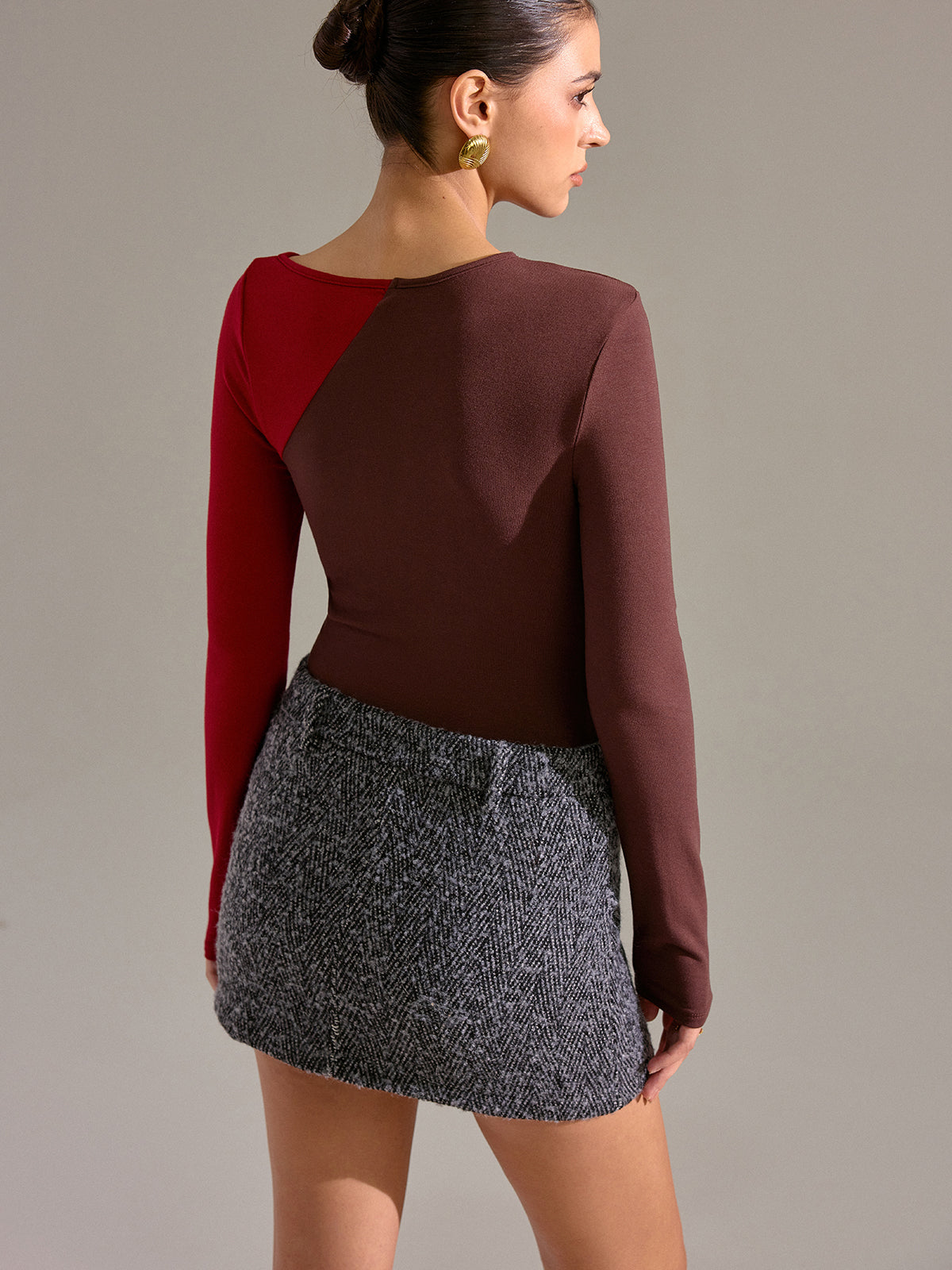 Asymmetrische zweifarbige Bluse mit Cut-Out und langen Ärmeln