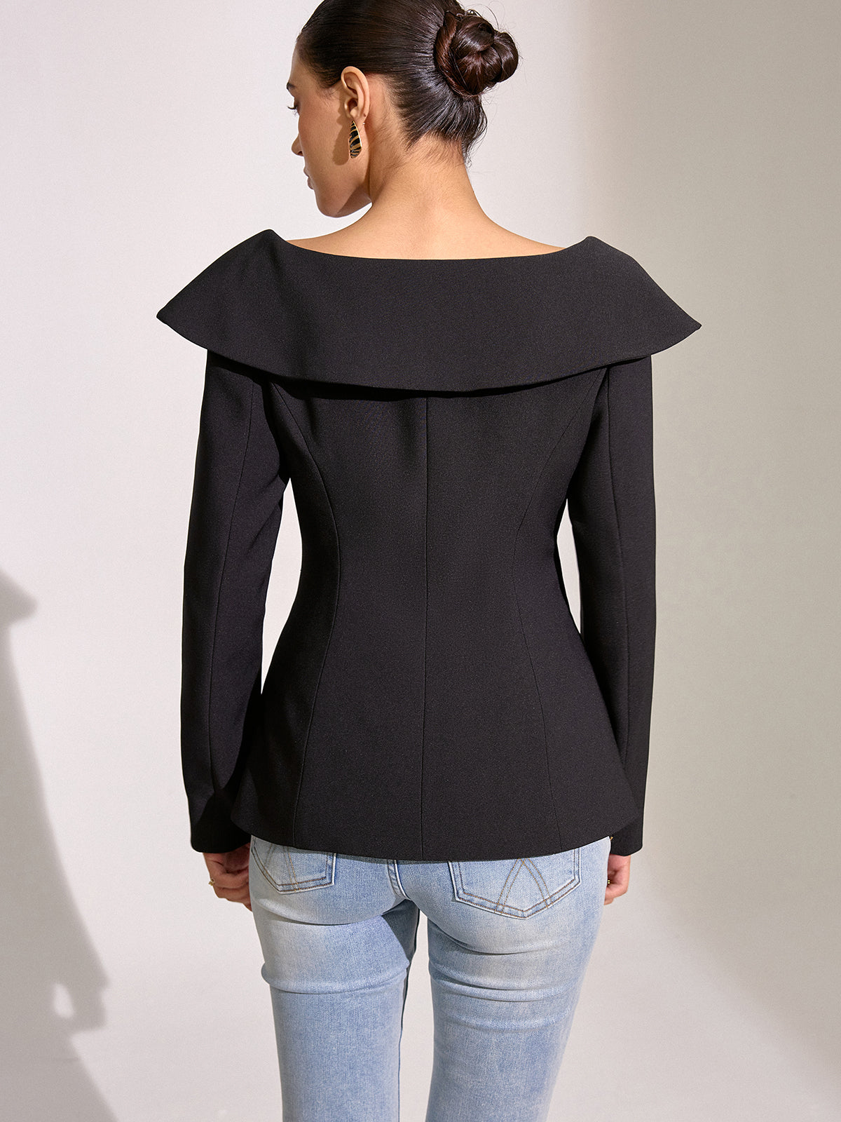 Blazer à grand revers et épaules dénudées
