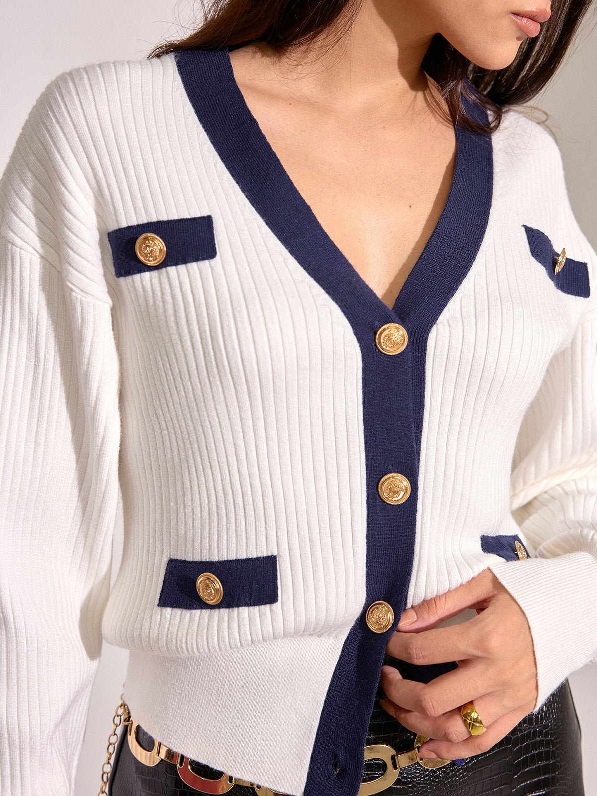 Cardigan mit Kontrastbesatz und Metallknöpfen