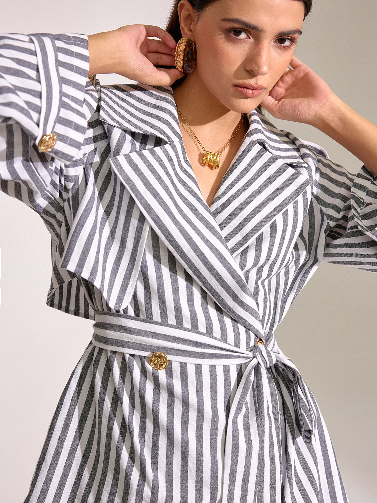 Gestreifter Baumwoll-Trenchcoat mit Bindegürtel