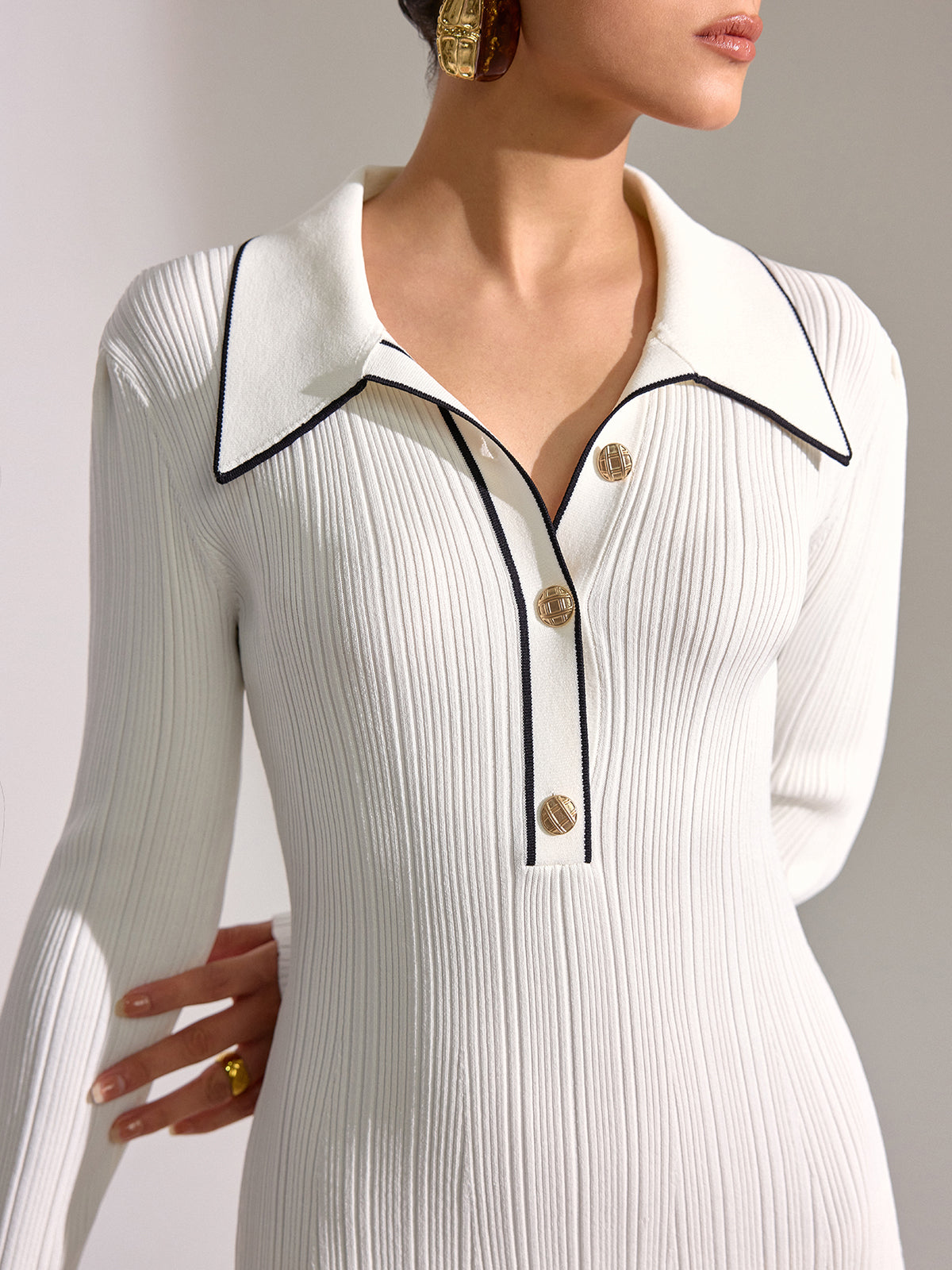 Minikleid mit langen Ärmeln und kontrastierendem Kragen