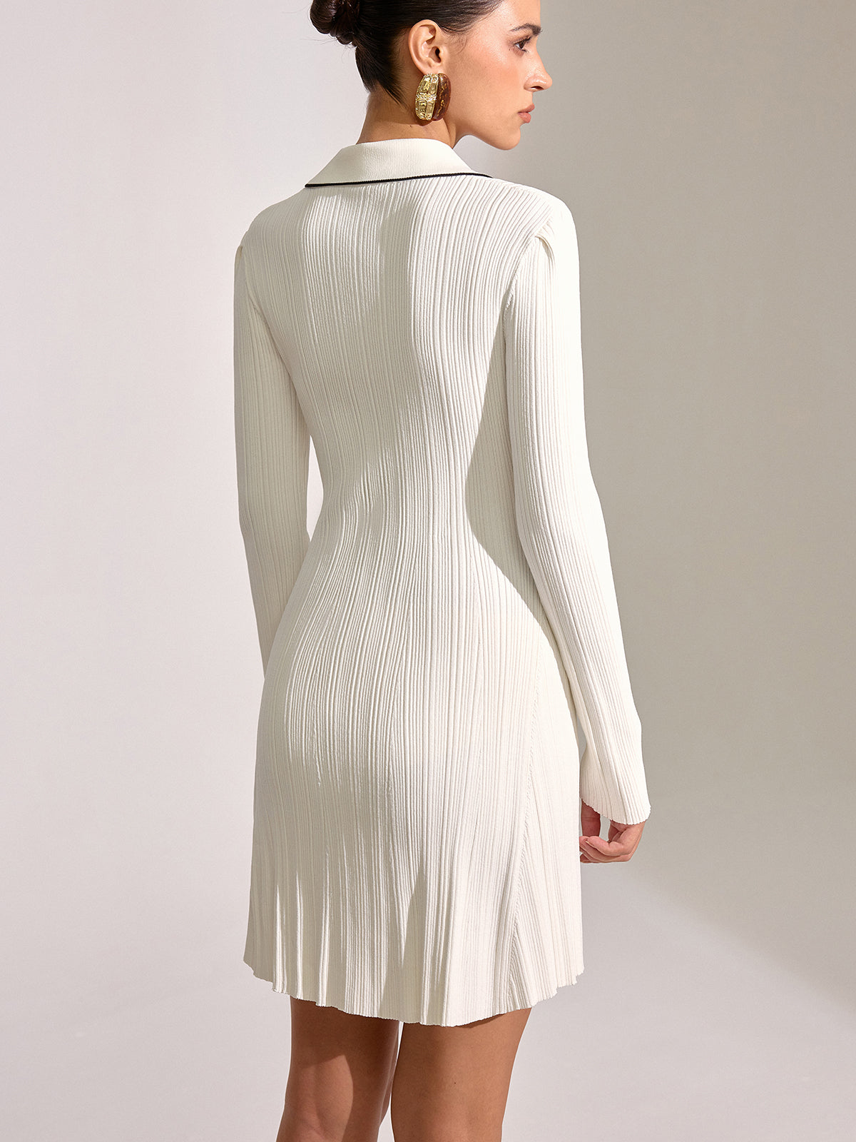 Mini-robe à manches longues et col contrastant