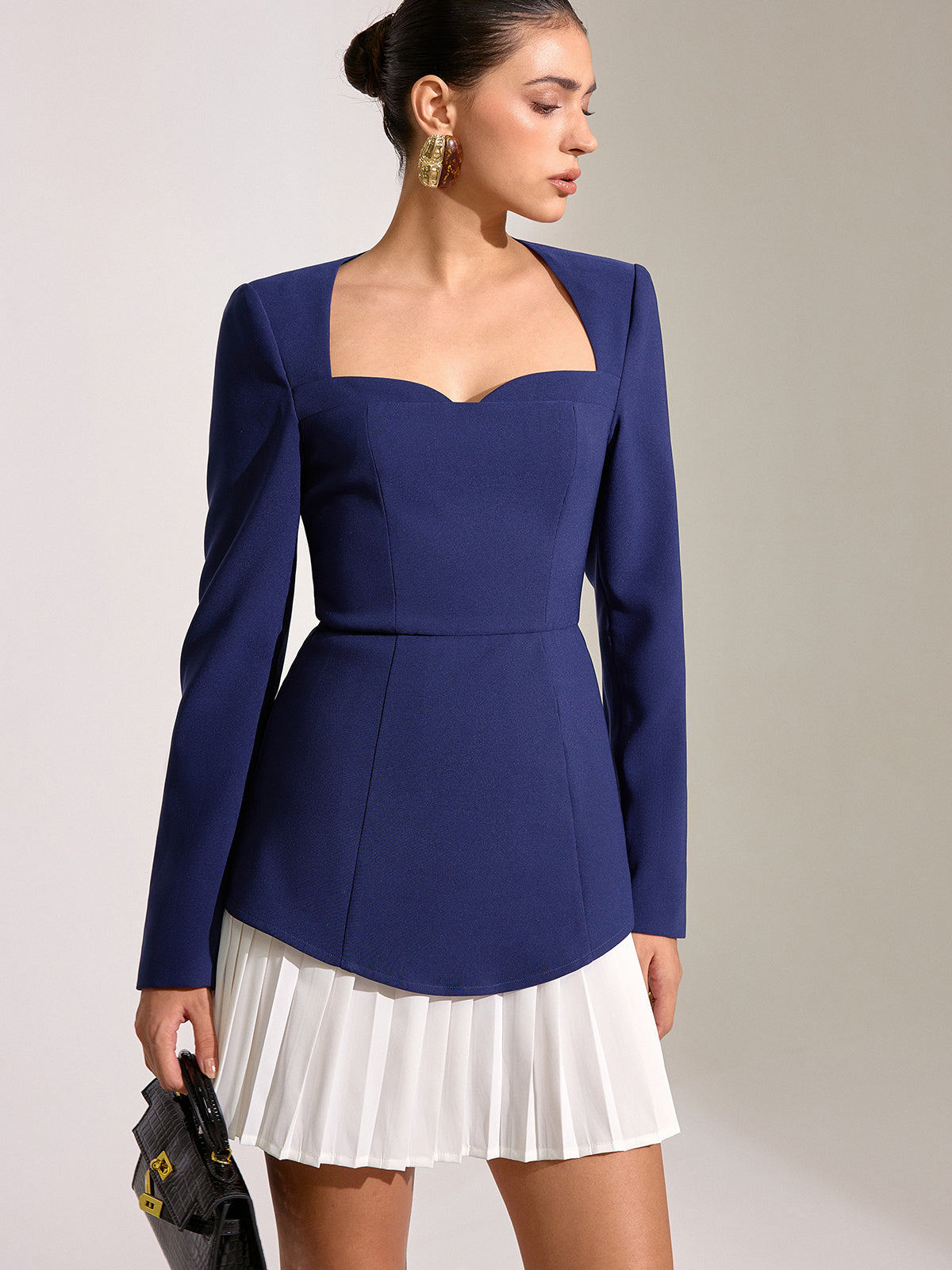 Robe courte à ourlet plissé contrastant et col carré