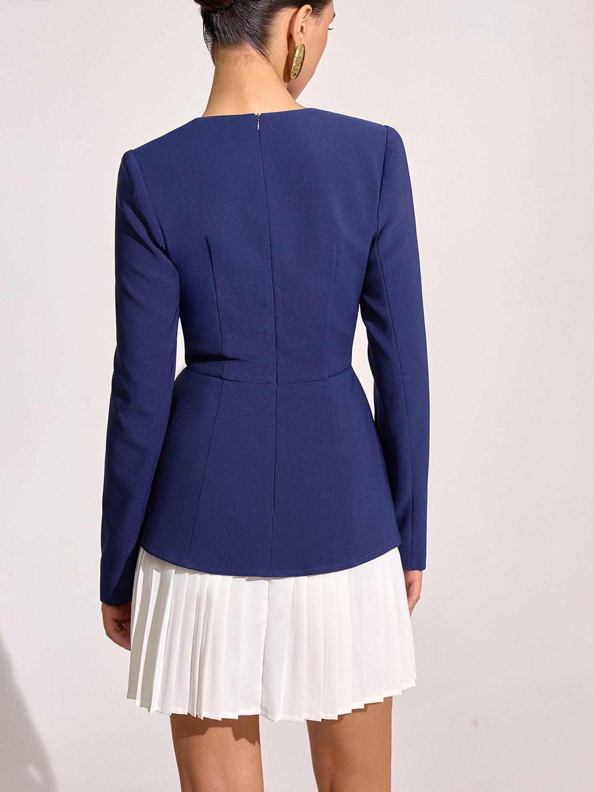 Robe courte à ourlet plissé contrastant et col carré