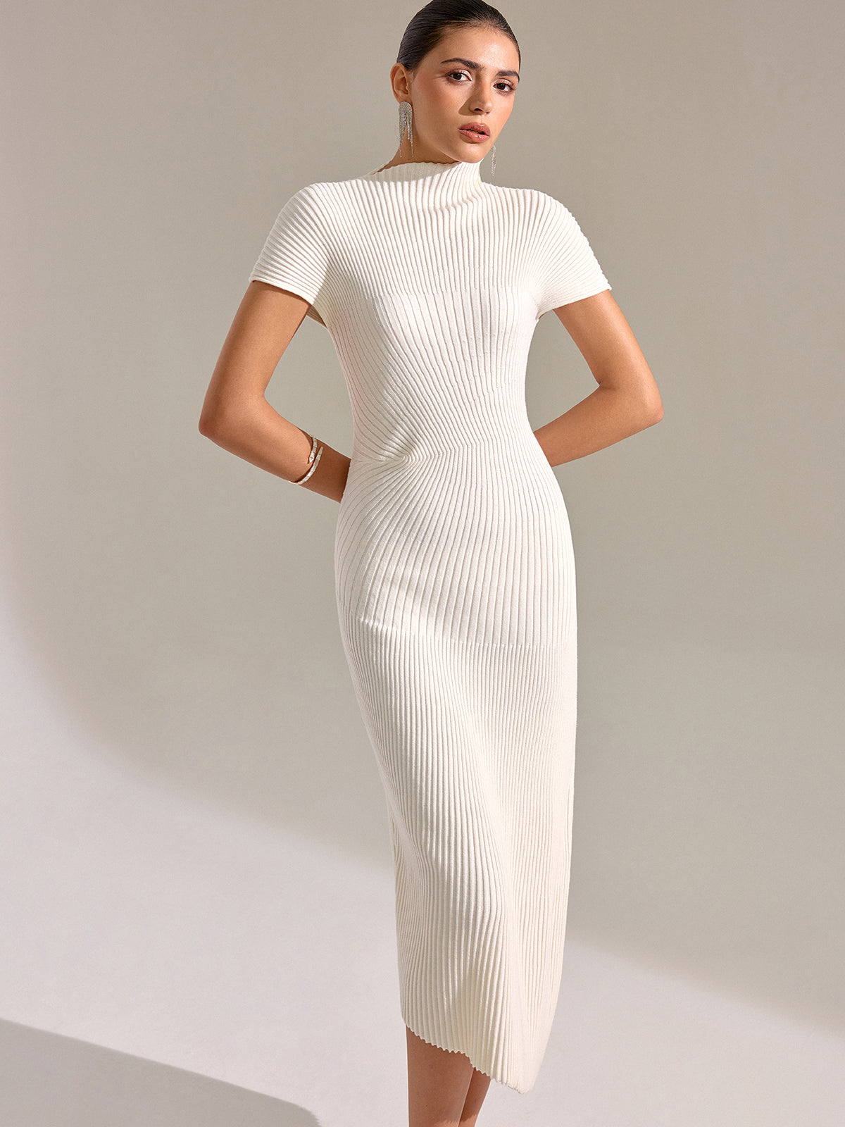 Robe longue asymétrique à col montant et manches courtes