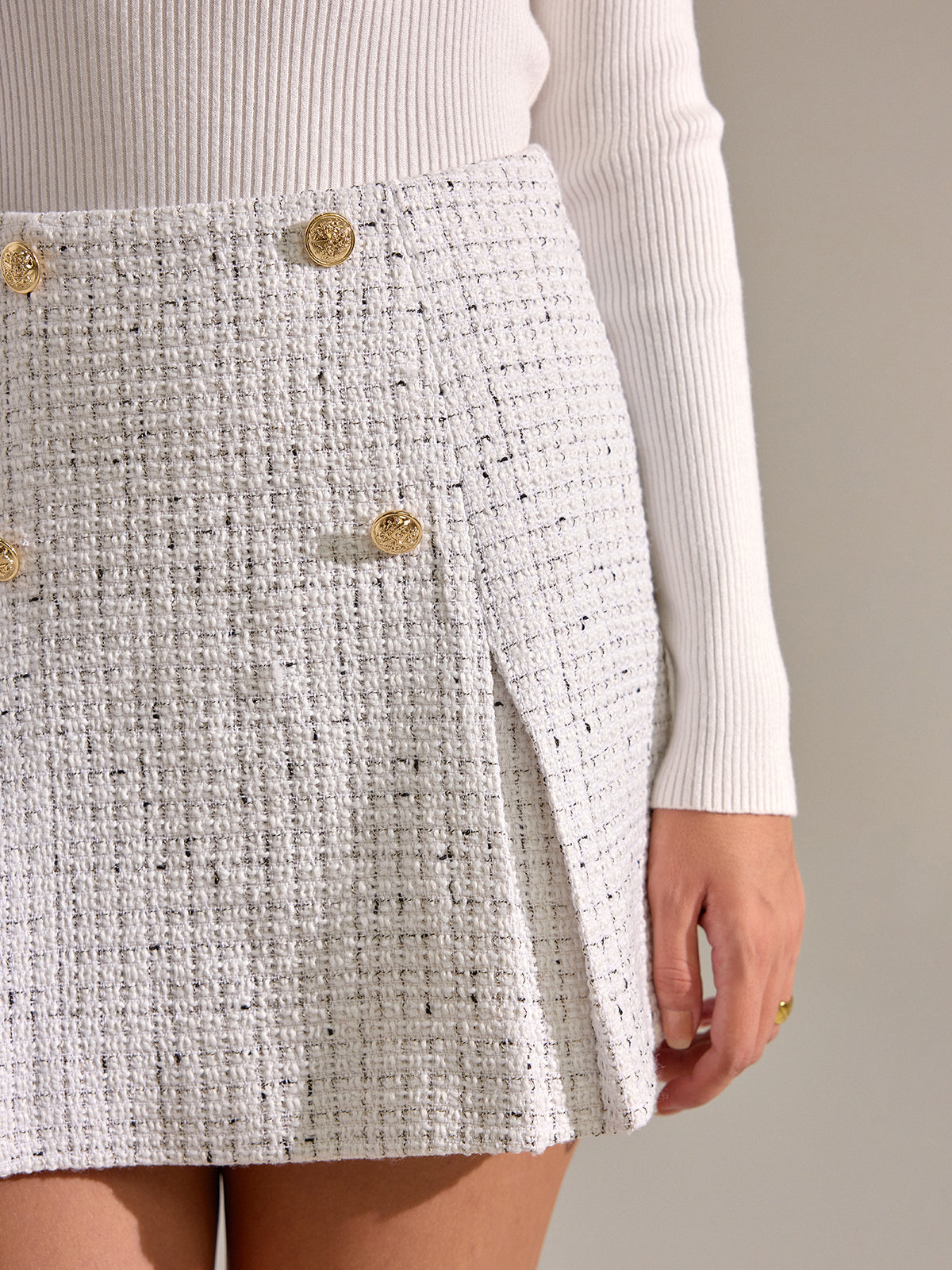 Minirock aus Tweed mit Metallknöpfen und Falten