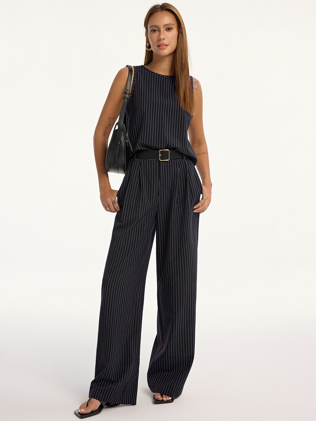 Nadelstreifen-Set aus ärmellosem Oberteil und Hose mit Gürtel