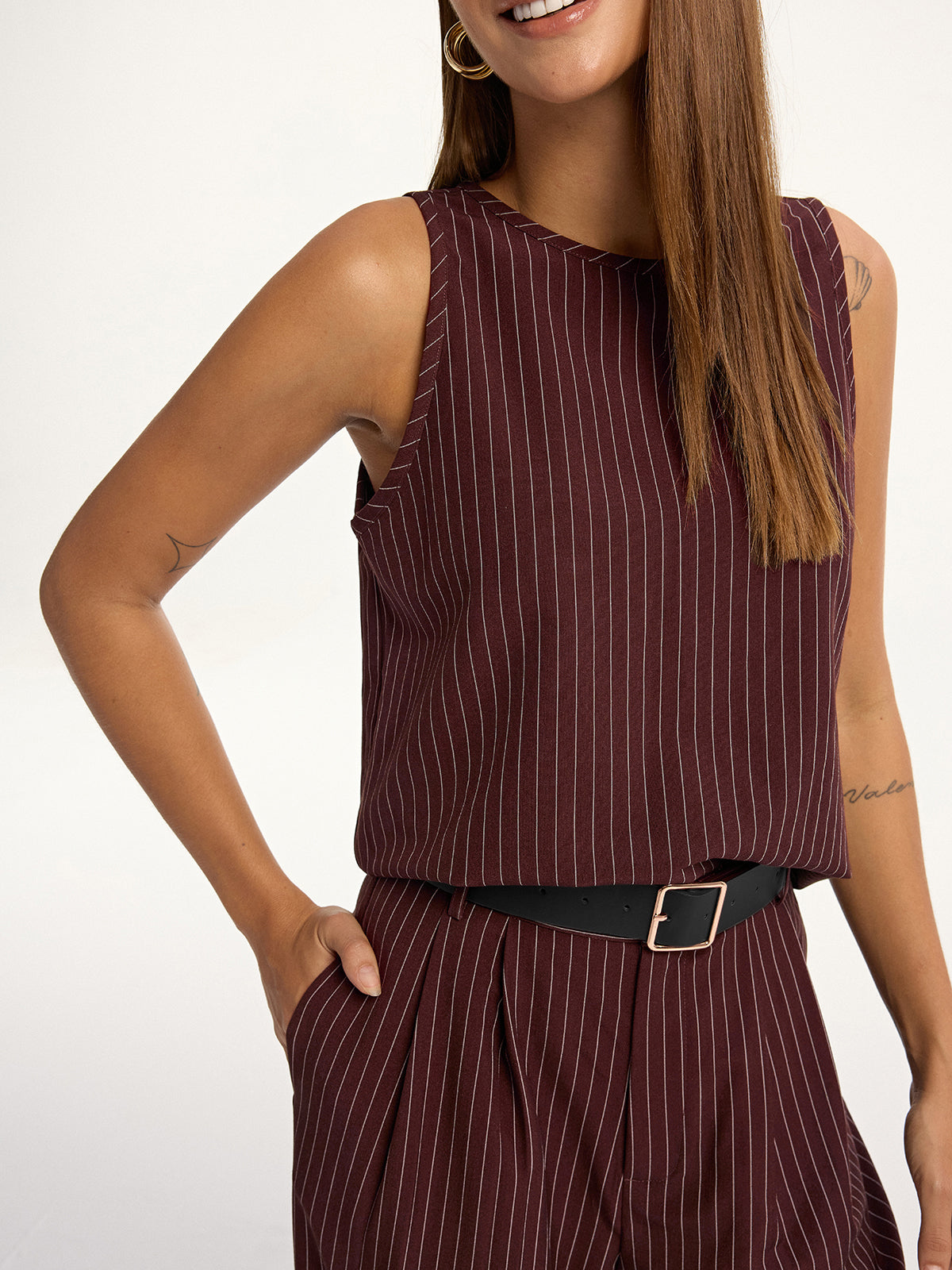Nadelstreifen-Set aus ärmellosem Oberteil und Hose mit Gürtel