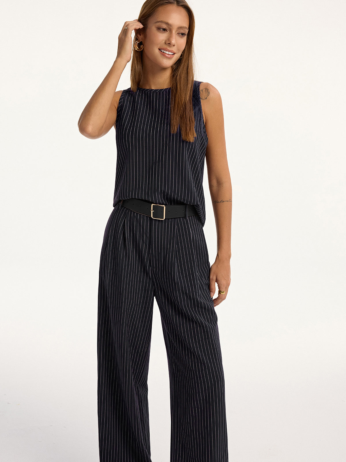 Nadelstreifen-Set aus ärmellosem Oberteil und Hose mit Gürtel