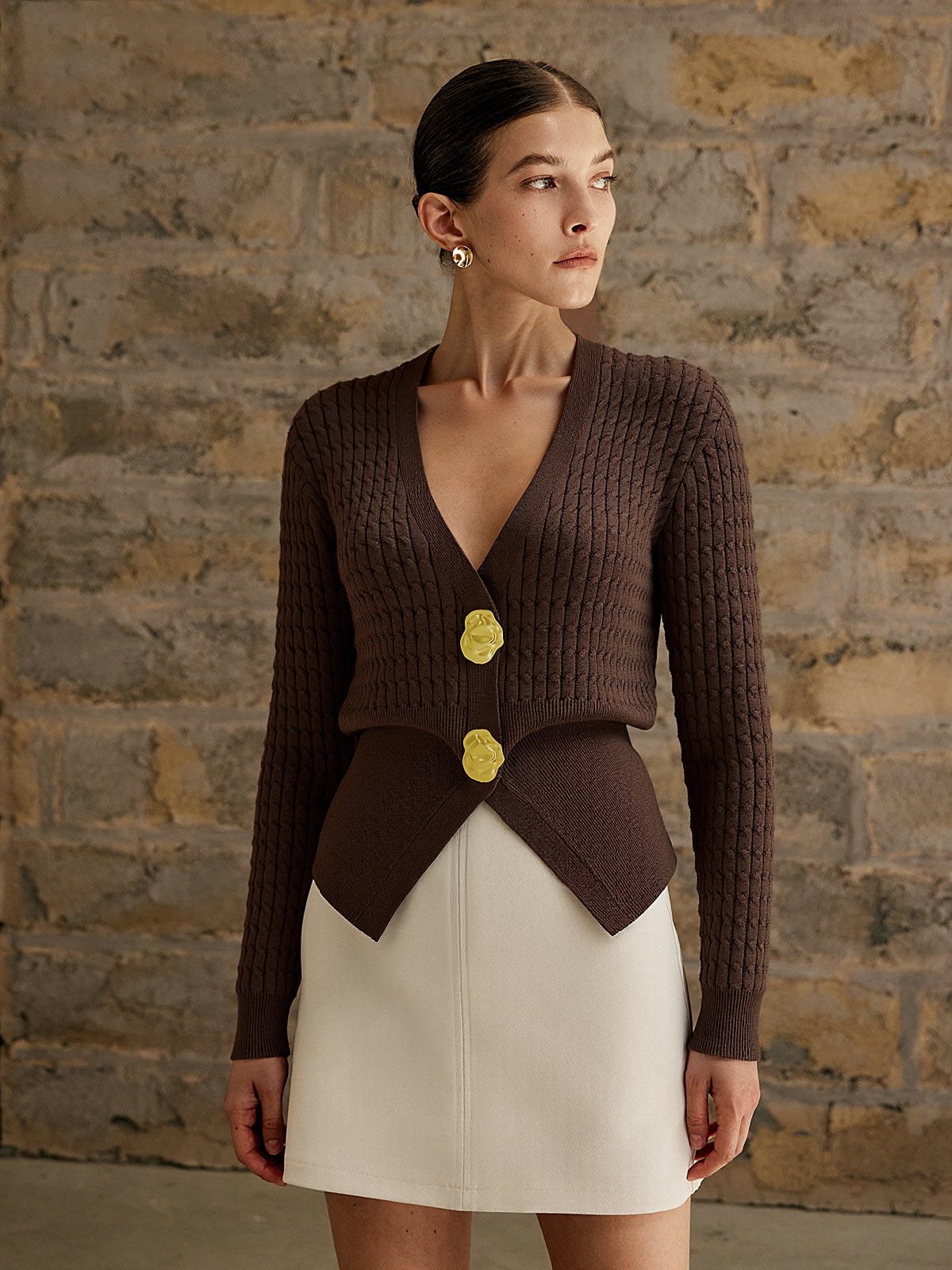 Chandail en tricot torsadé avec boutons en métal et col en V