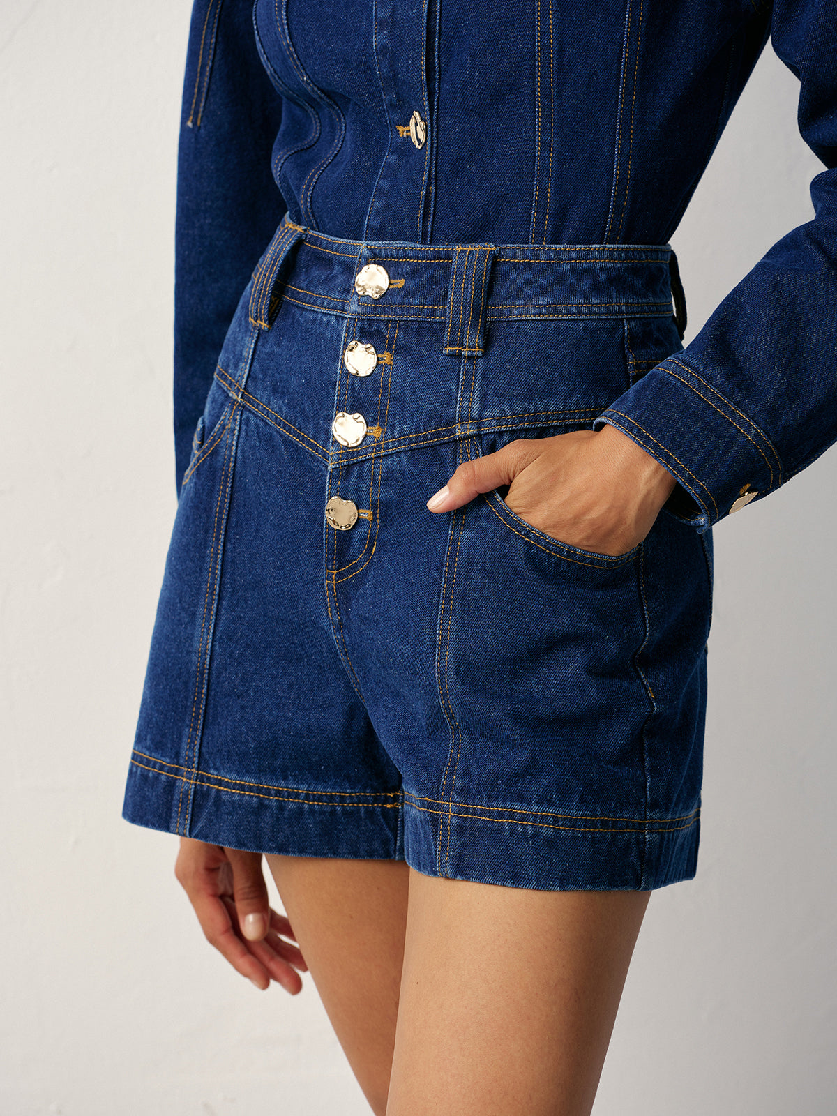 Short en jean taille haute à boutons sur le devant