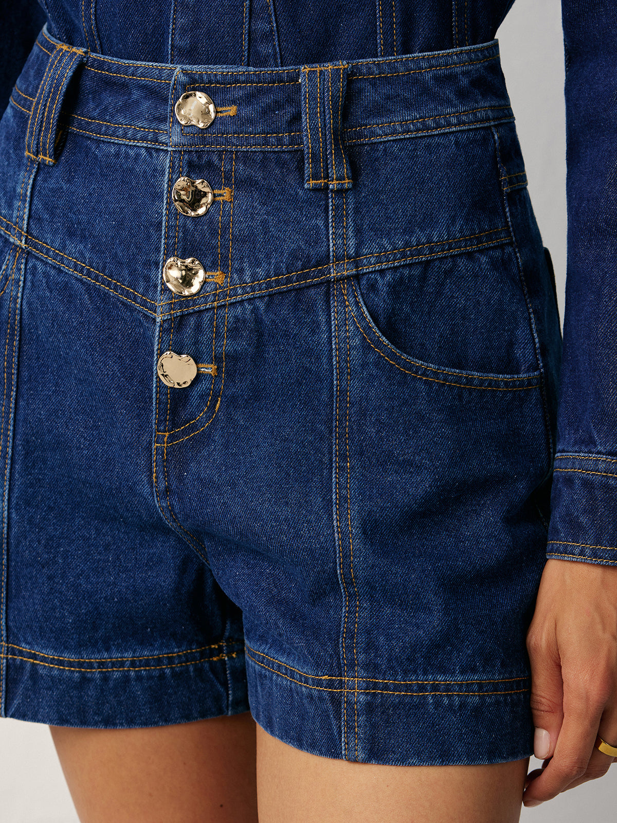 Short en jean taille haute à boutons sur le devant