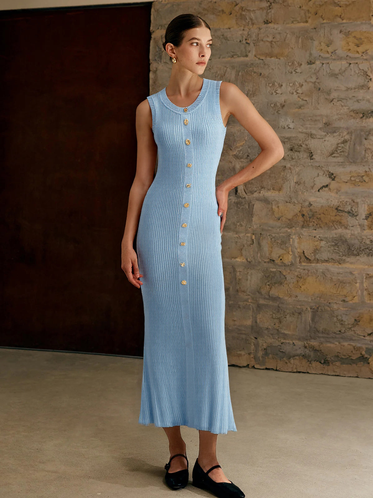 Robe longue en tricot sans manches boutonnée sur le devant
