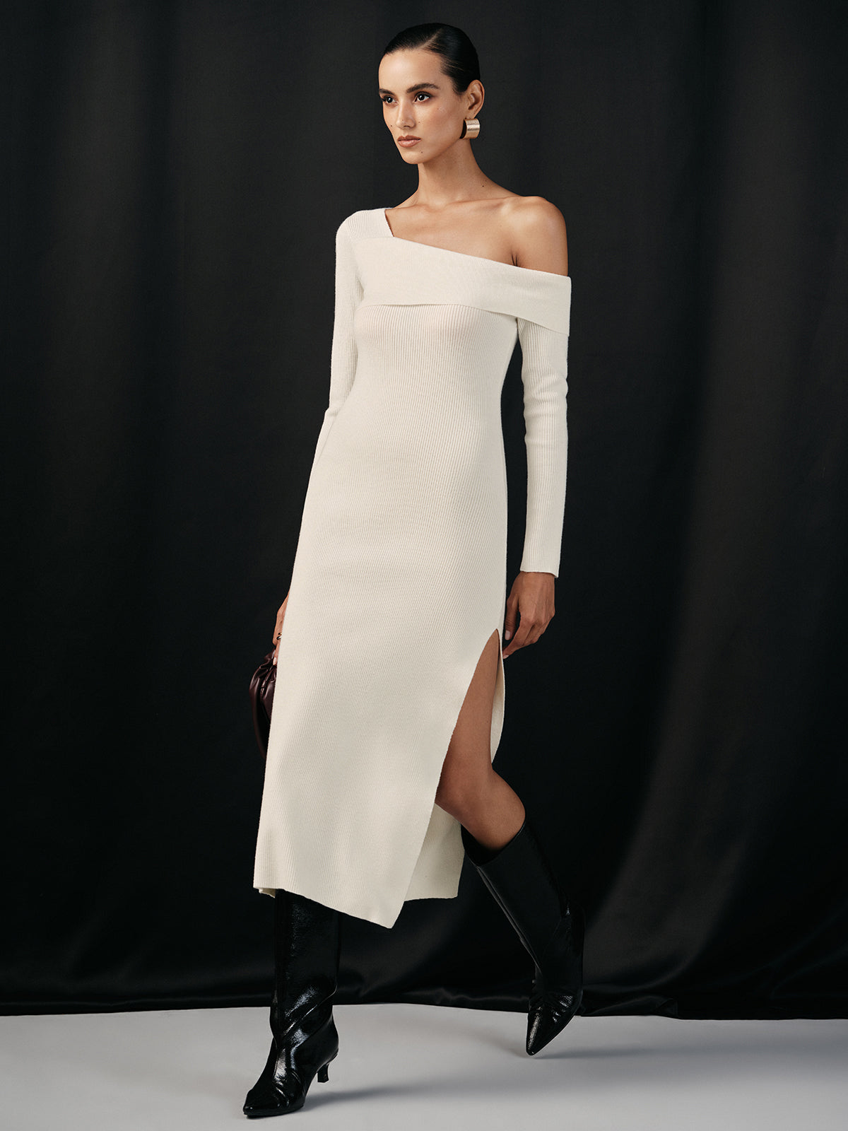 Wollmischgewebe-Strickkleid mit einem Ärmel und Midischlitz