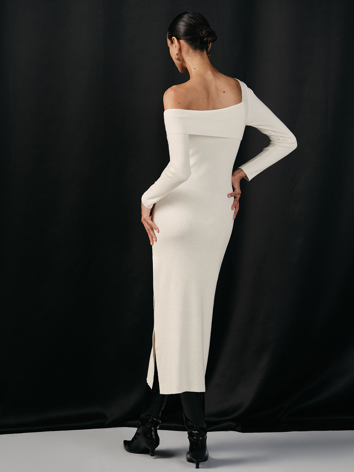 Wollmischgewebe-Strickkleid mit einem Ärmel und Midischlitz