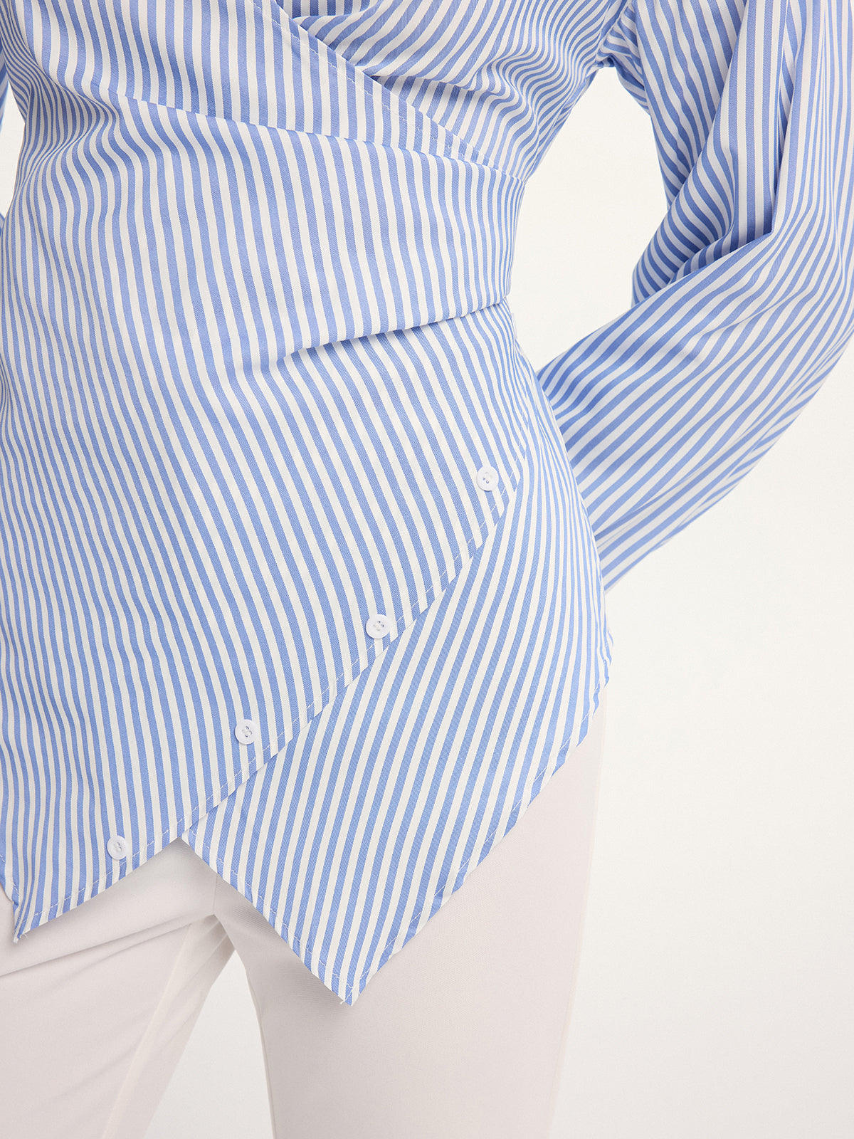 Chemise rayée à nouer dans le dos