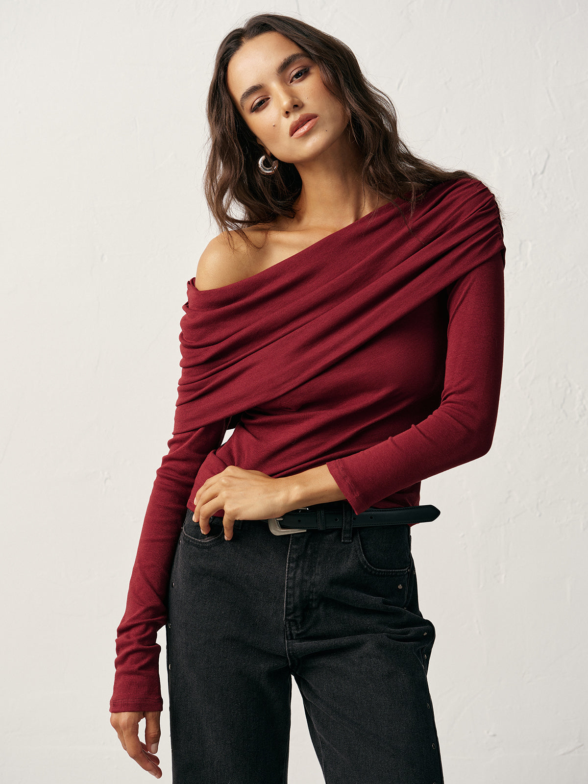 T-shirt froncé en mélange de laine à épaules dénudées