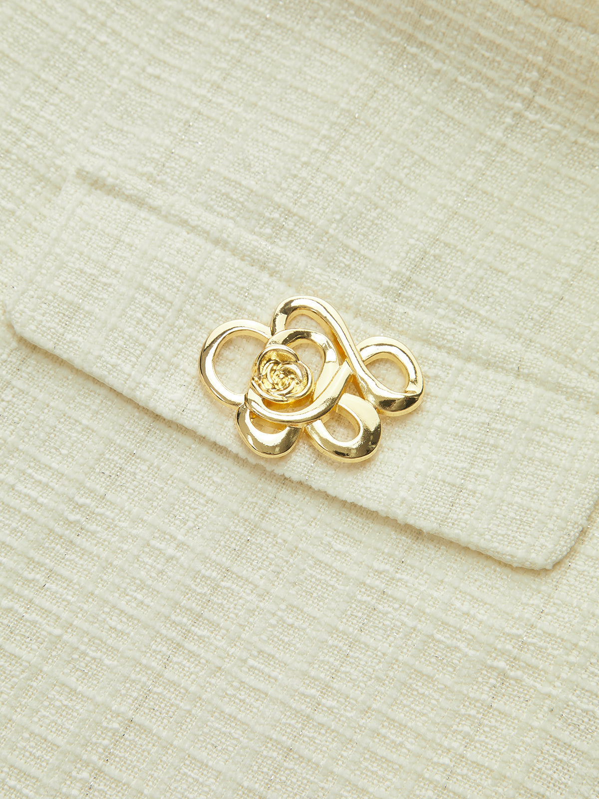 Robe mini en tweed à ceinture et détails métalliques