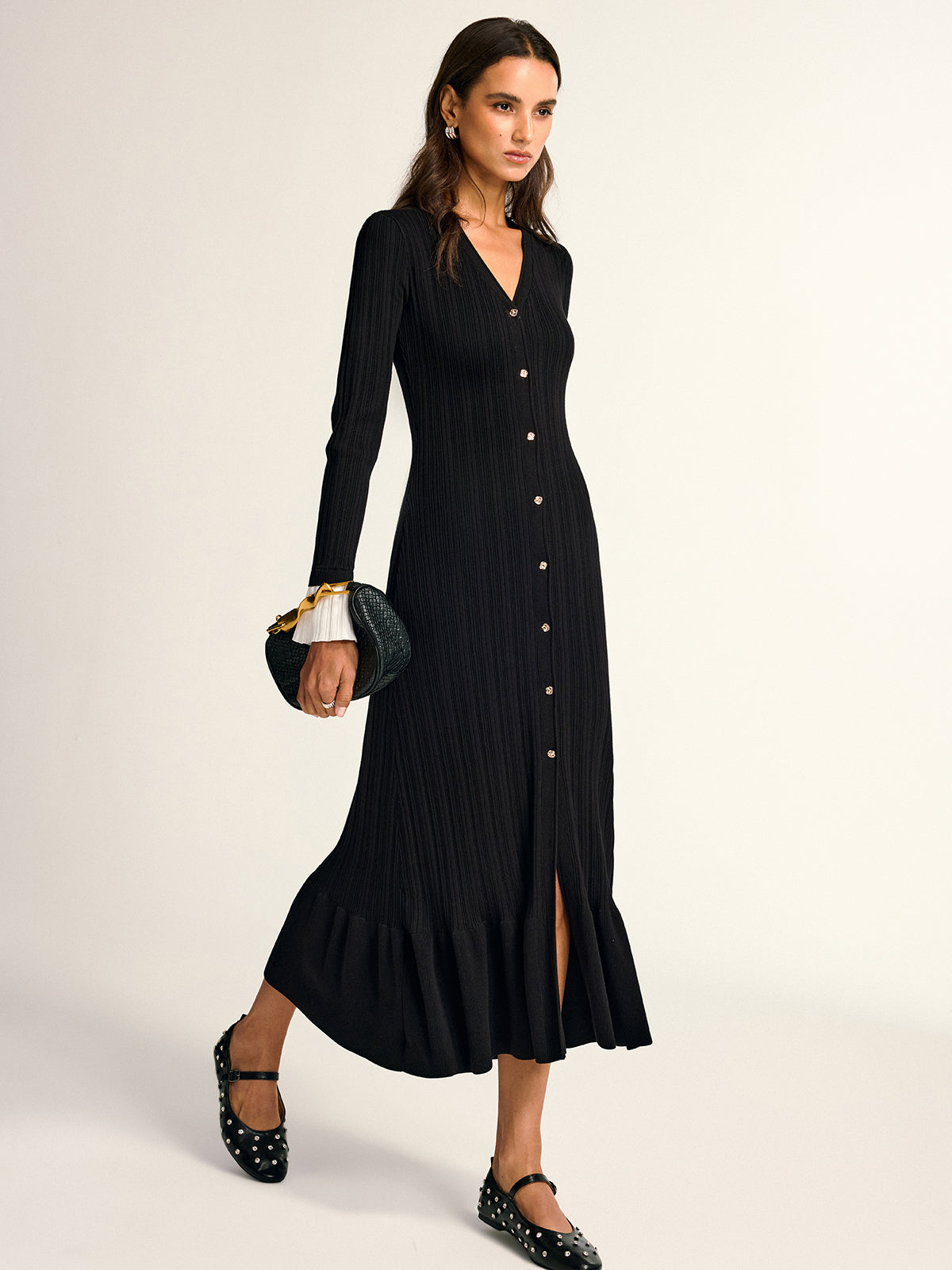 Maxikleid mit Rüschensaum, Knopfleiste und V-Ausschnitt