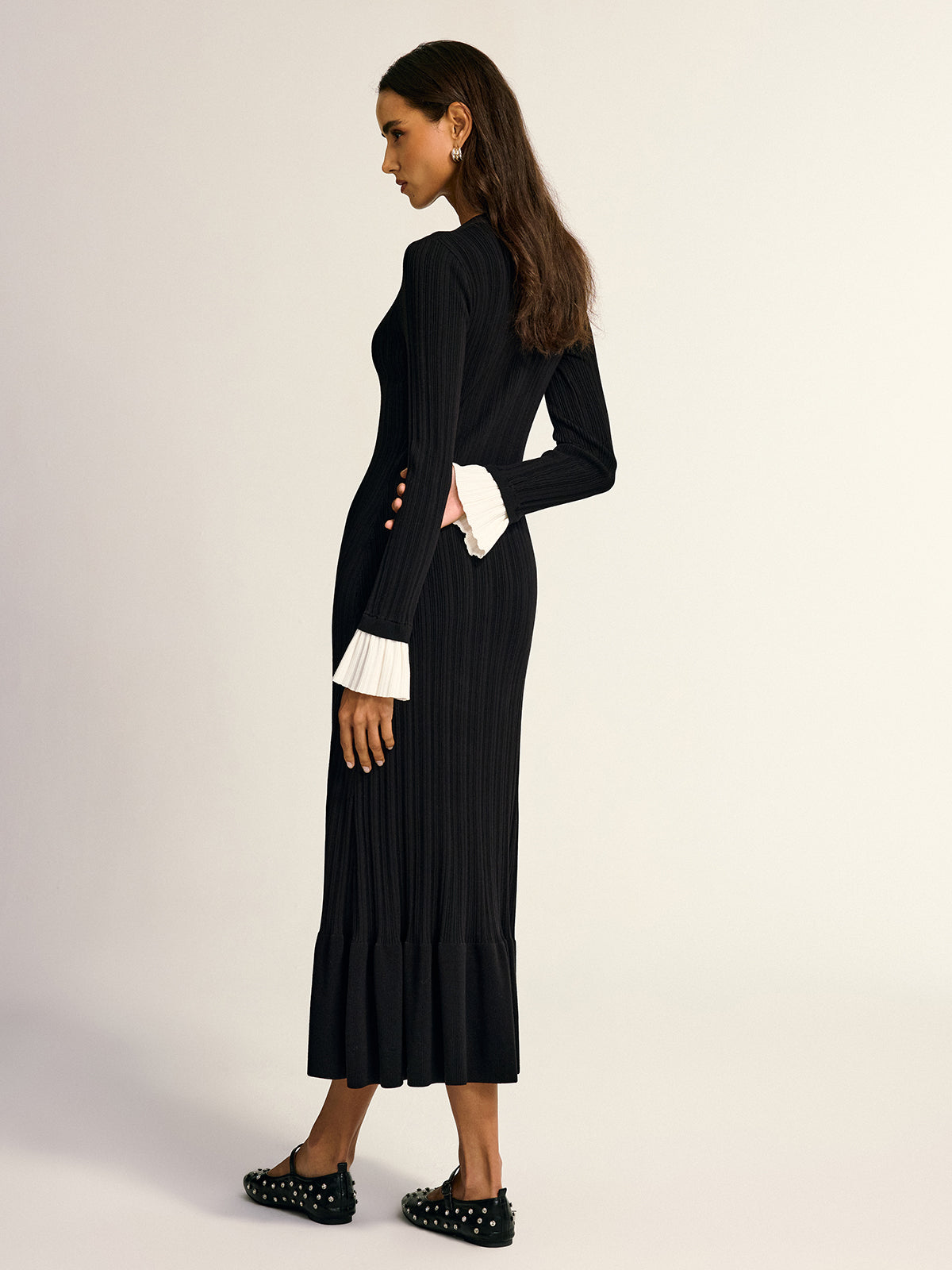 Maxikleid mit Rüschensaum, Knopfleiste und V-Ausschnitt