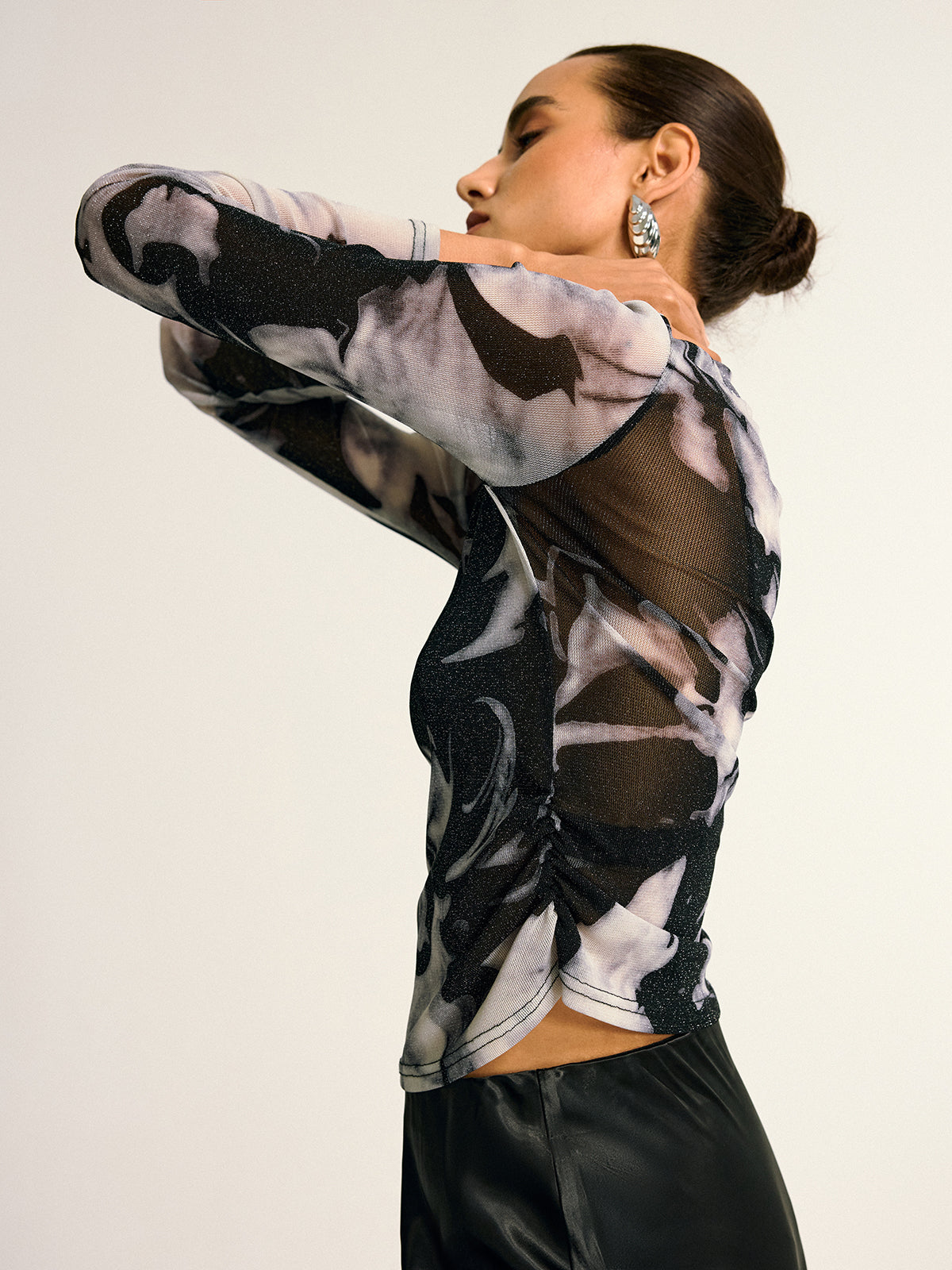 Halbtransparente Langarm-Mesh-Bluse mit Marmordruck