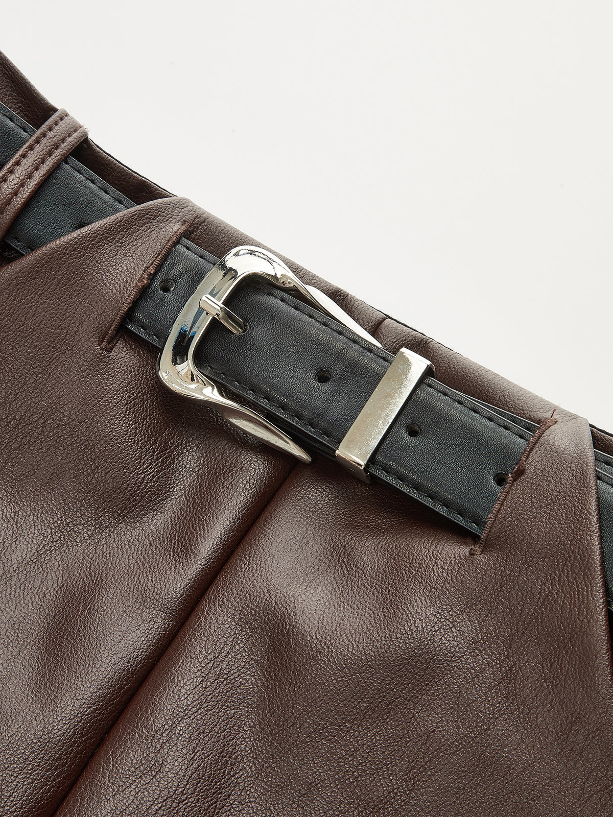 Minirock aus PU-Leder mit Gürtel