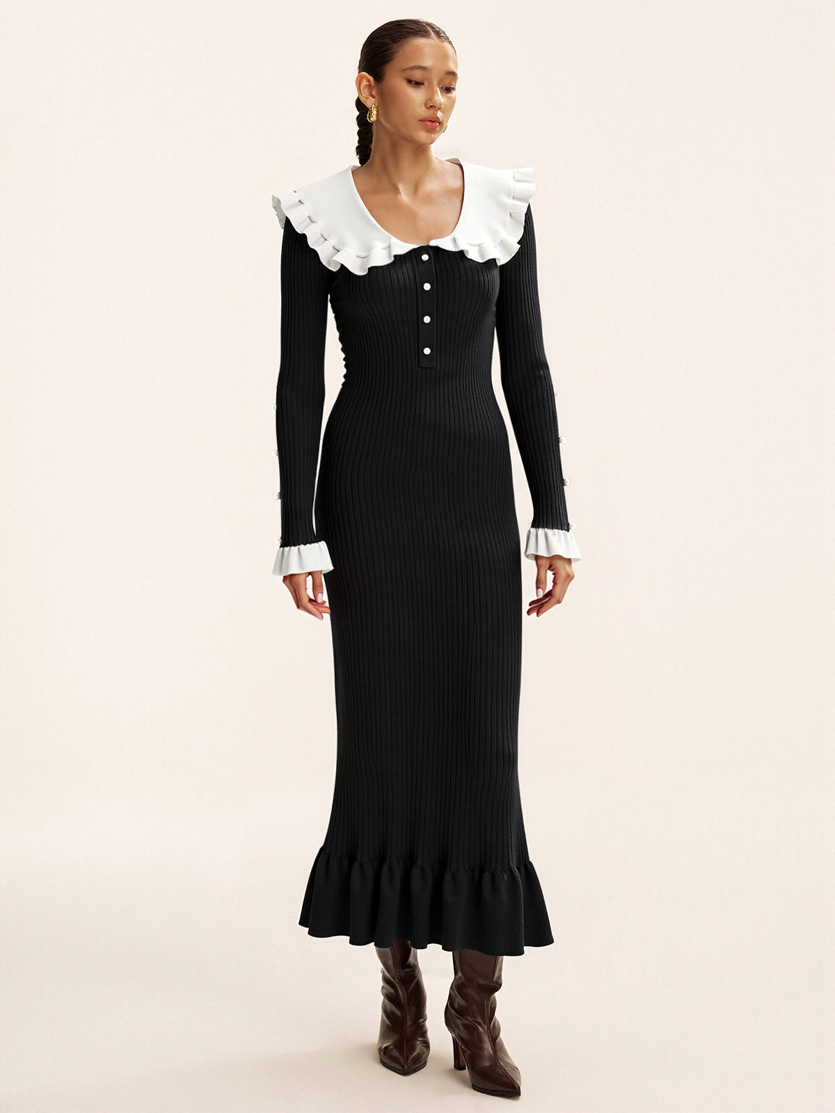 Midi-Strickkleid mit Rüschenkragen in Kontrastfarbe