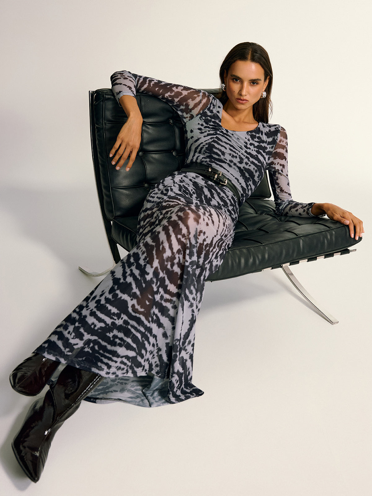 Robe à manches longues à imprimé abstrait et fronces