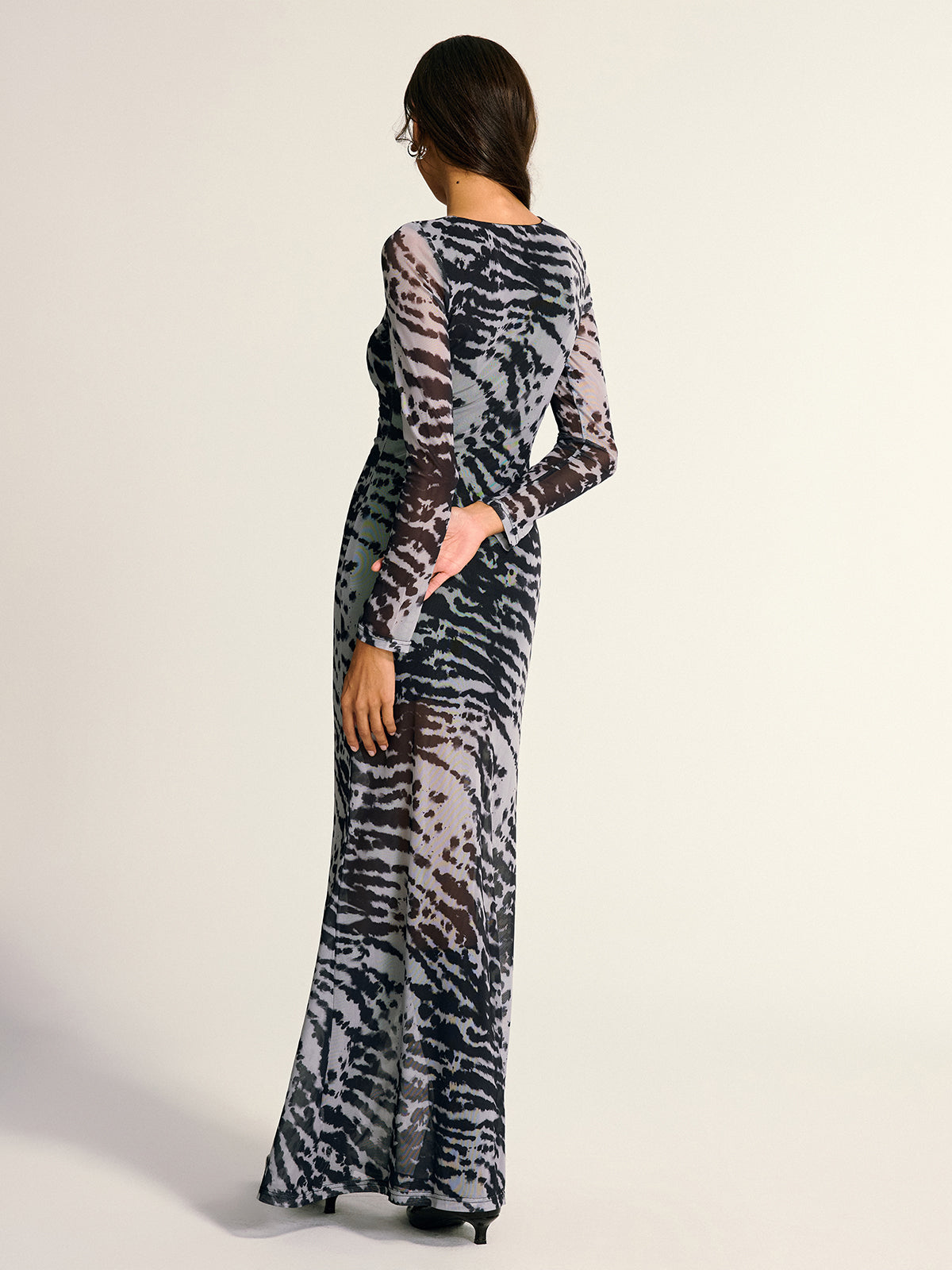 Robe à manches longues à imprimé abstrait et fronces