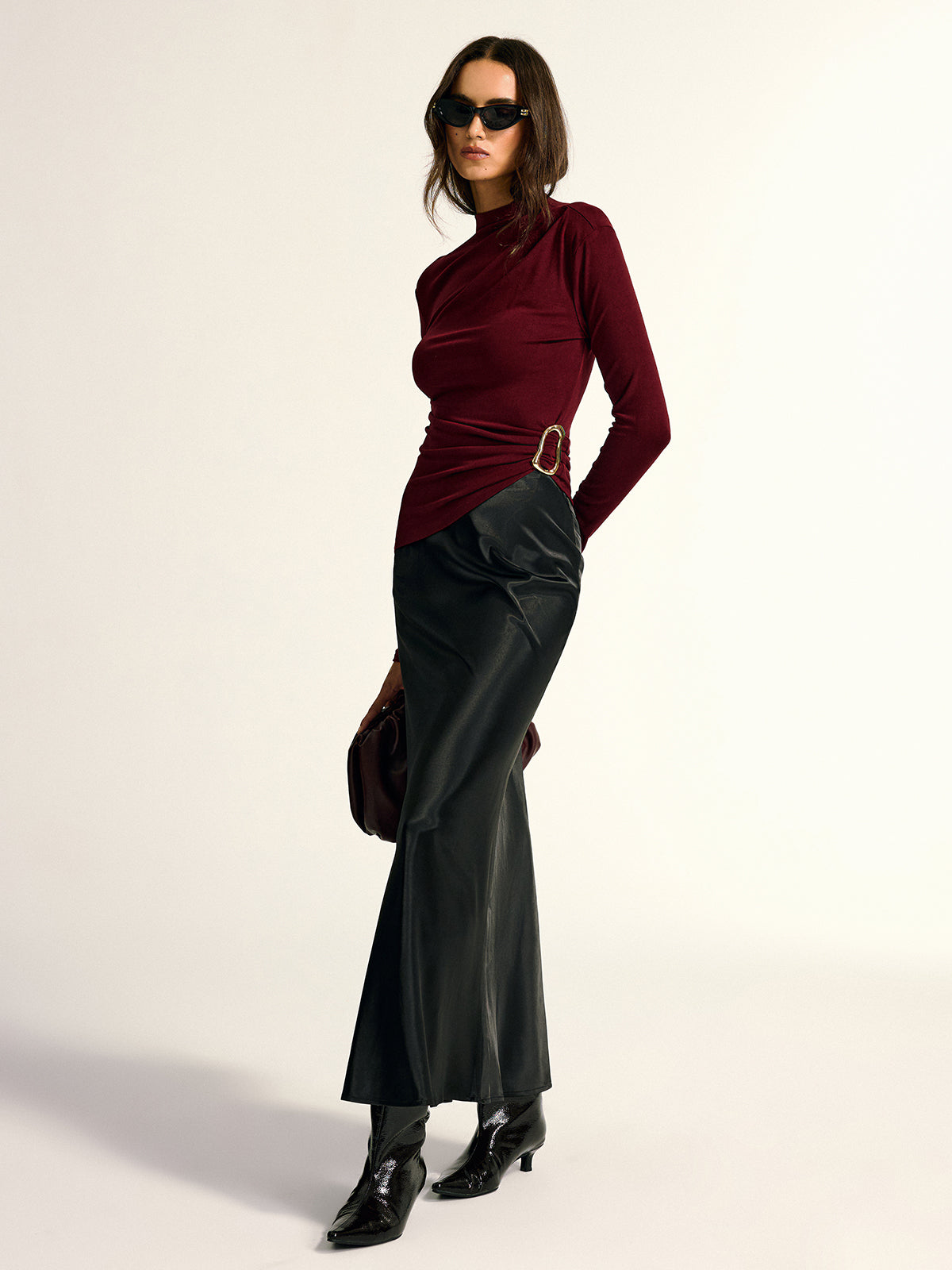 Bluse mit asymmetrischem Stehkragen und Metallschnalle