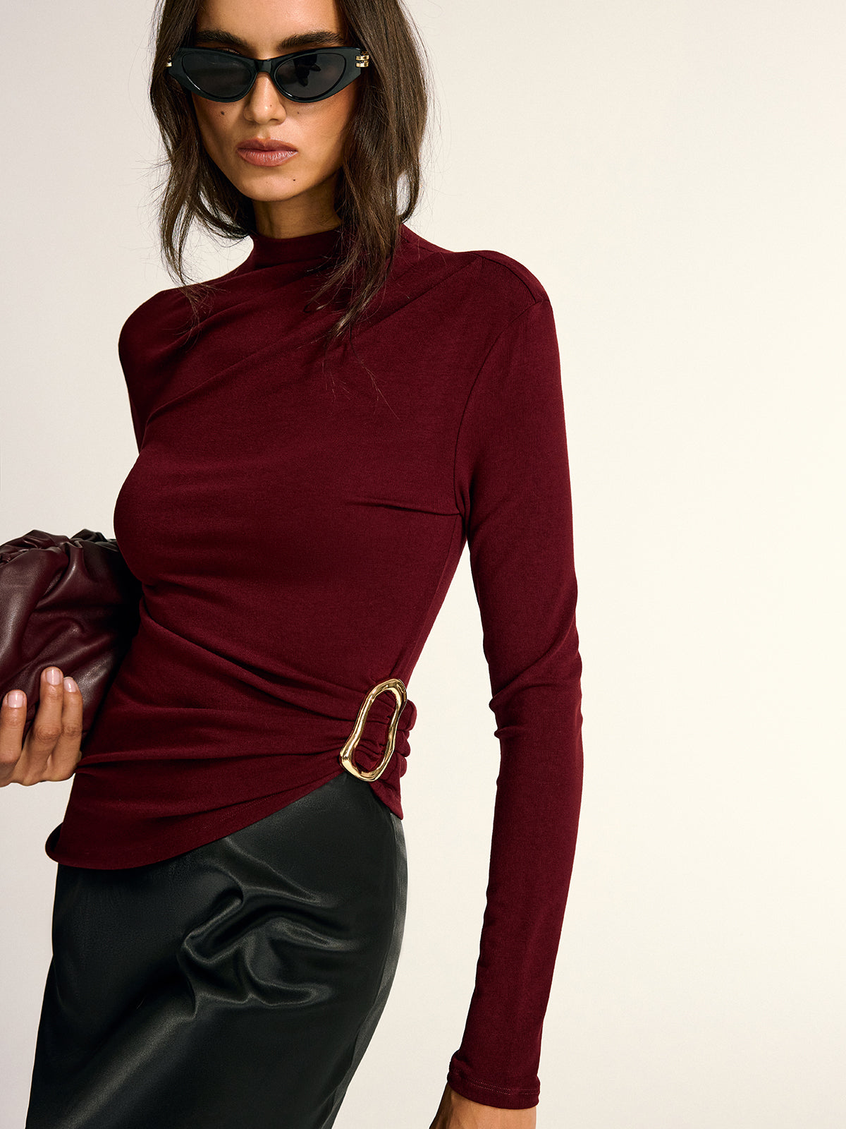 Bluse mit asymmetrischem Stehkragen und Metallschnalle