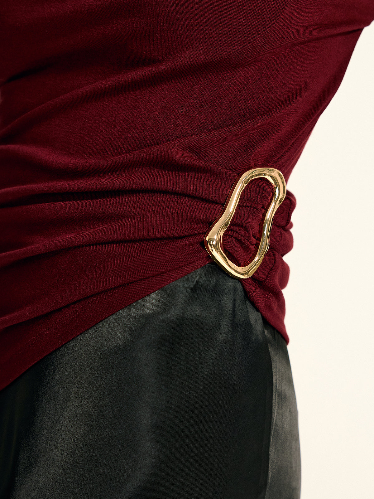 Bluse mit asymmetrischem Stehkragen und Metallschnalle